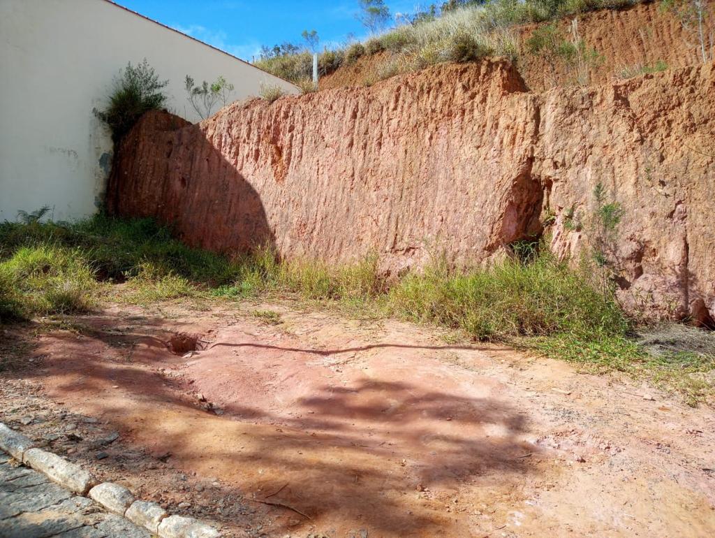 LOTE DE 300M² NO CENTRO DE DELFIM MOREIRA.
Uma oportunidade imperdível para construir a casa dos seus sonhos! Disponível um lote de 300m² no coração de Delfim Moreira, MG, com uma das melhores vistas da cidade.
A localização central oferece fácil acesso a todas as conveniências locais, enquanto a topografia do terreno proporciona um visual deslumbrante e permanente das belezas naturais da região.
Aceita troca por automóvel como parte do pagamento ou como valor total, facilitando a negociação.