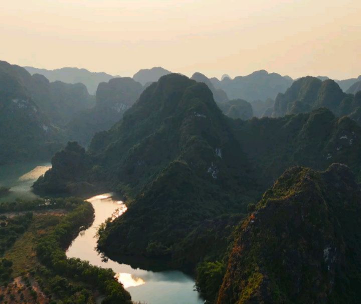 Vietnam from above 💠🌐
One of my favorite counties, full of natural beauty and unforgettable mountain peaks
If you're interested, I've made a drone video about it, visit my YouTube channel to watch the full version :)
Started in Ho Chi Minh,
🔹️Mui Ne
🔹️Hoi An
🔹️Hue
🔹️Phong Nha
🔹️Ninh Binh
🔹️Cat Ba
🔹️Ha Giang
🔹️Hanoi