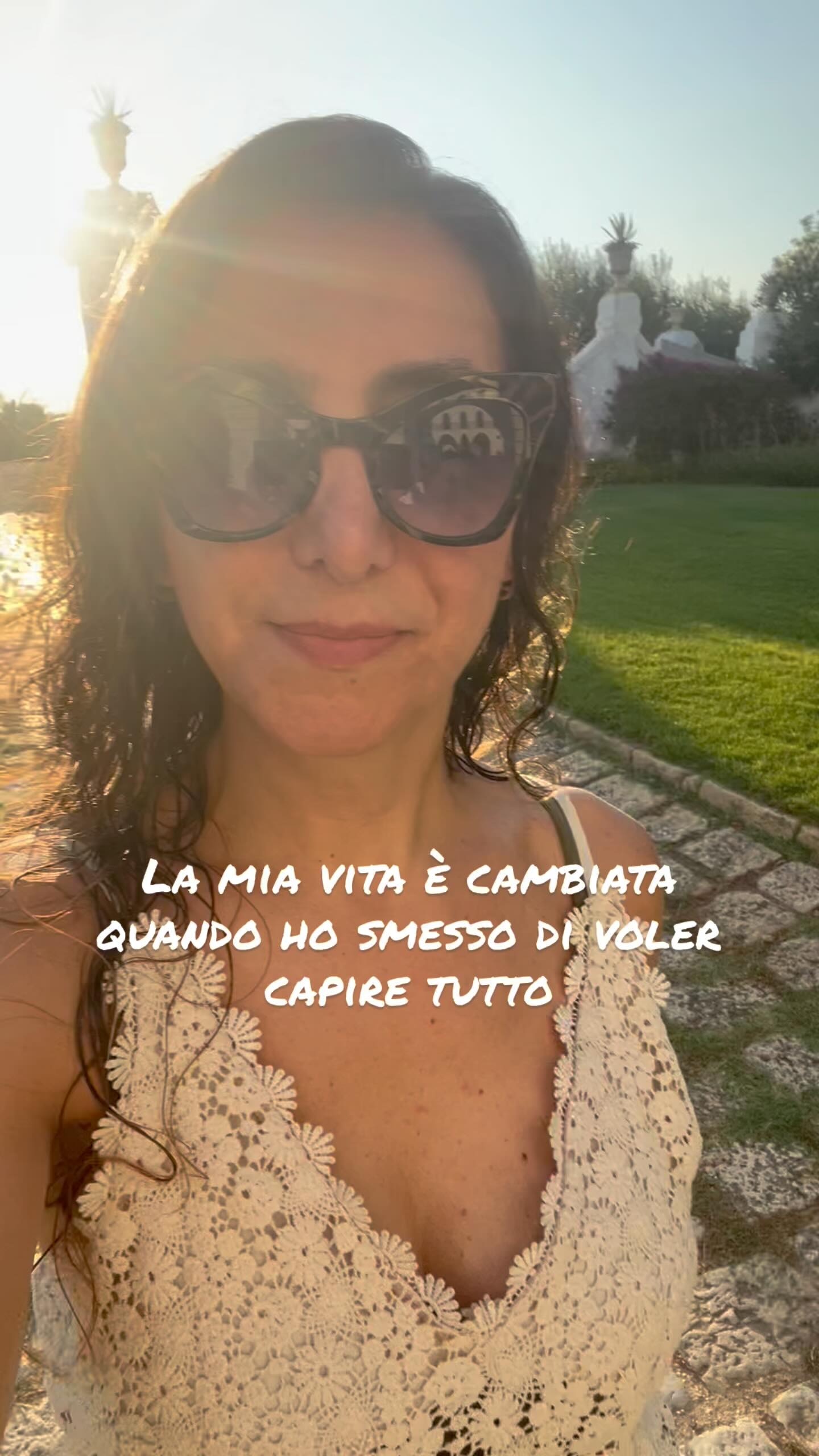 Quando cerchi di capire tutto, perdi il contatto con te stessa.
Analizzi. Valuti. Ti chiedi se stai facendo bene, se stai sbagliando, se c’è un modo più sicuro.
Ma quella voce che vuole avere tutte le risposte… non è saggezza. È paura.
Paura di perdere il controllo. Paura di non farcela. Paura di sentirti vulnerabile.
Il punto è che la vita non ti chiede di capire tutto adesso.
Ti chiede di esserci. Con presenza. Con ascolto. Con fiducia.
🌿 Ecco un esercizio di respirazione per quei momenti in cui la testa corre e il cuore si chiude:
• Chiudi gli occhi e porta la mano sinistra sul cuore.
• Inspira contando fino a 4, trattieni per 2, espira lentamente fino a 6.
• Ripeti 5 volte, lasciando che la tua attenzione scenda dal pensiero al corpo.
Non devi capire. Devi solo sentire.
✨ Salva questo post per quando la paura ti fa perdere l’equilibrio.
E se vuoi imparare a lasciare andare il controllo e fidarti di te, nel percorso Rise ti guido passo passo. Scrivimi “RISE” in DM.
#lasciareandareilcontrollo #respirazioneconsapevole #viverenelpresente #fiduciafemminile #trasformazionefemminile
lasciare andare il controllo
esercizi di respirazione consapevole
gestione dell’ansia e stress
vivere nel momento presente
fiducia in se stesse