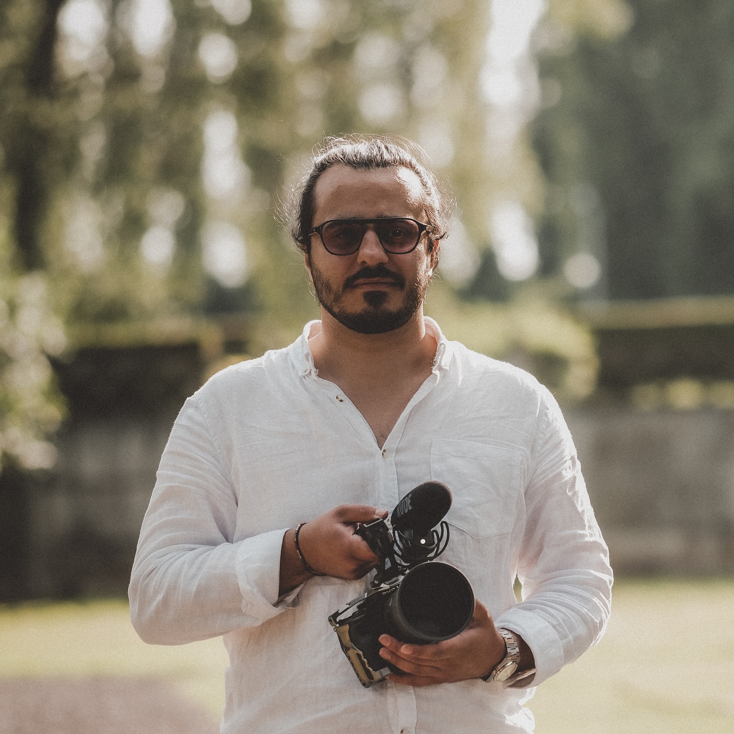 Salut, moi c’est Anthony ! 📹
Je suis vidéaste de mariage basé à Béthune, dans le Nord‑Pas‑de‑Calais.
Ce qui me fait vibrer ? Raconter des histoires. Chaque couple a un parcours unique. Mon objectif : créer un film de mariage authentique, documentant votre histoire pour qu’elle reste gravée à jamais !
Travailler avec moi, c’est bénéficier d’un savoir-faire professionnel au service de votre récit. Mes films reflètent ma vision cinématographique, mais surtout la vôtre : émotions vraies, images naturelles et ambiance sincère. Ensemble, nous façonnons un témoignage familial intemporel.
Je mets tout mon cœur dans chaque projet. Cela commence par la relation de confiance que je construis avec vous : pas de relation commerciale froide 🫶🏼
Je suis présent pour vous le jour J, en tant que témoin bienveillant, presque un ami, pour capturer des instants sincères et profonds.
Je suis impatient de vous accompagner et d’immortaliser vos instants les plus précieux. Parlons-en dès maintenant !
Et surtout, n’oubliez pas, que vous êtes les personnages principaux de votre mariage !
Photo @enzoferezphotographies
#wedding #mariage #weddingphotography #weddingday #weddingvideographers #weddingvendors