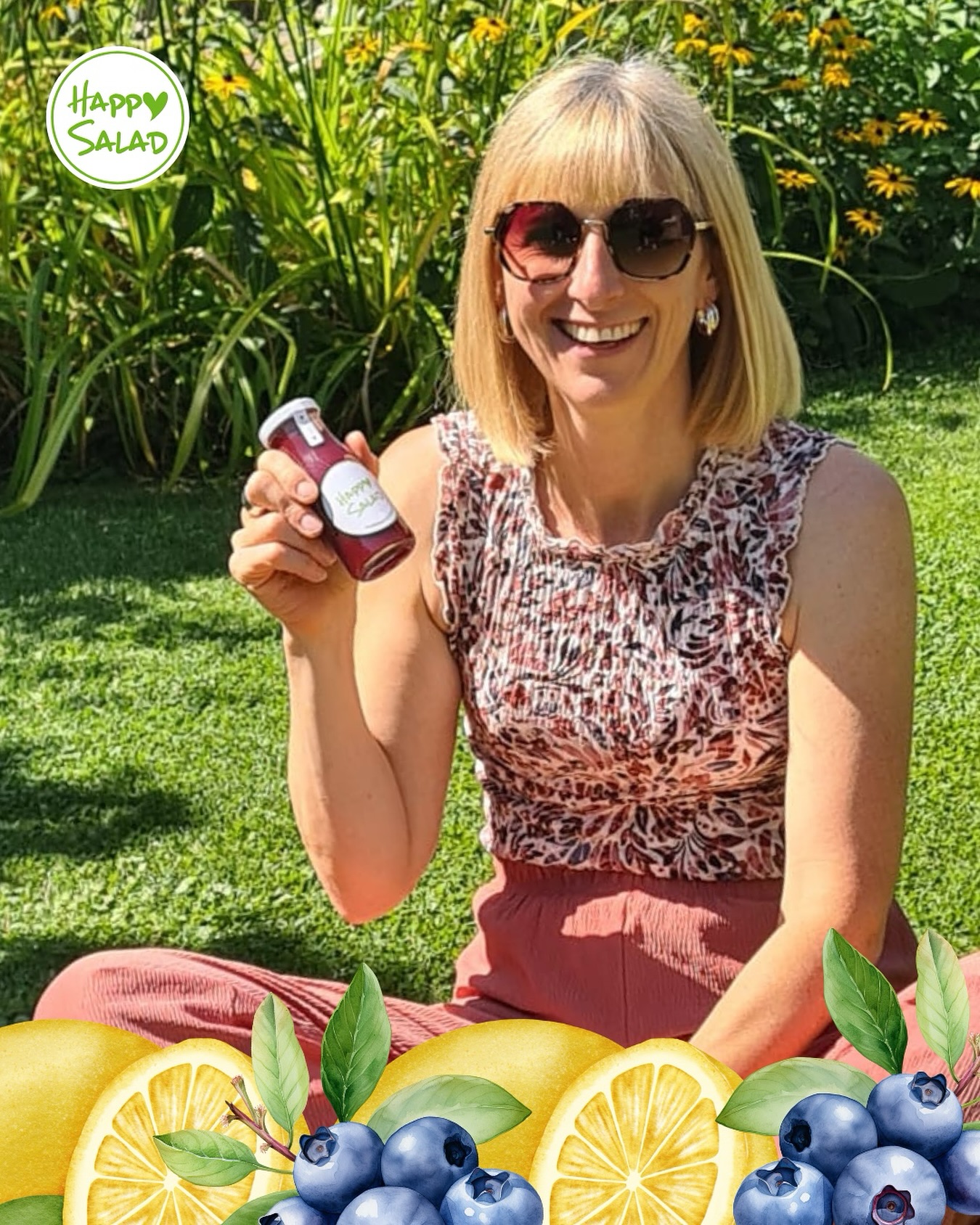 🫐🍋 Warum ist das Heidelbeere & Zitrone Dressing eines meiner Lieblingsdressings?
- Weil der fruchtige Geschmack perfekt zu Feta passt – und Feta gehört für mich zu den besten Käse-Varianten für Salate!
- Weil Heidelbeeren unglaublich gesund sind: Sie sind reich an Antioxidantien, Vitaminen und Ballaststoffen, die unser Immunsystem stärken, Entzündungen reduzieren und für eine schöne Haut sorgen.
- Weil das Dressing durch seine frische, fruchtige Note einfach immer für gute Laune sorgt!
Unser Heidelbeere & Zitrone Dressing ist von einer unserer Special-Sorten zum dauerhaften Liebling geworden. Es verleiht jedem Salat eine besondere Frische und ist vielseitig einsetzbar – ob zu grünen Blattsalaten, Quinoa oder sogar als Dip für Gemüse.
Was ist euer Lieblingsdressing? Schreibt es gerne in die Kommentare! 💬
Schau für weitere leckere Rezepte gerne auf unserem Blog vorbei.
BE HAPPY & STAY HEALTHY 💚
#SummerVibes #Salatliebe #HealthyLifestyle #Happysalad #FreshAndHealthy