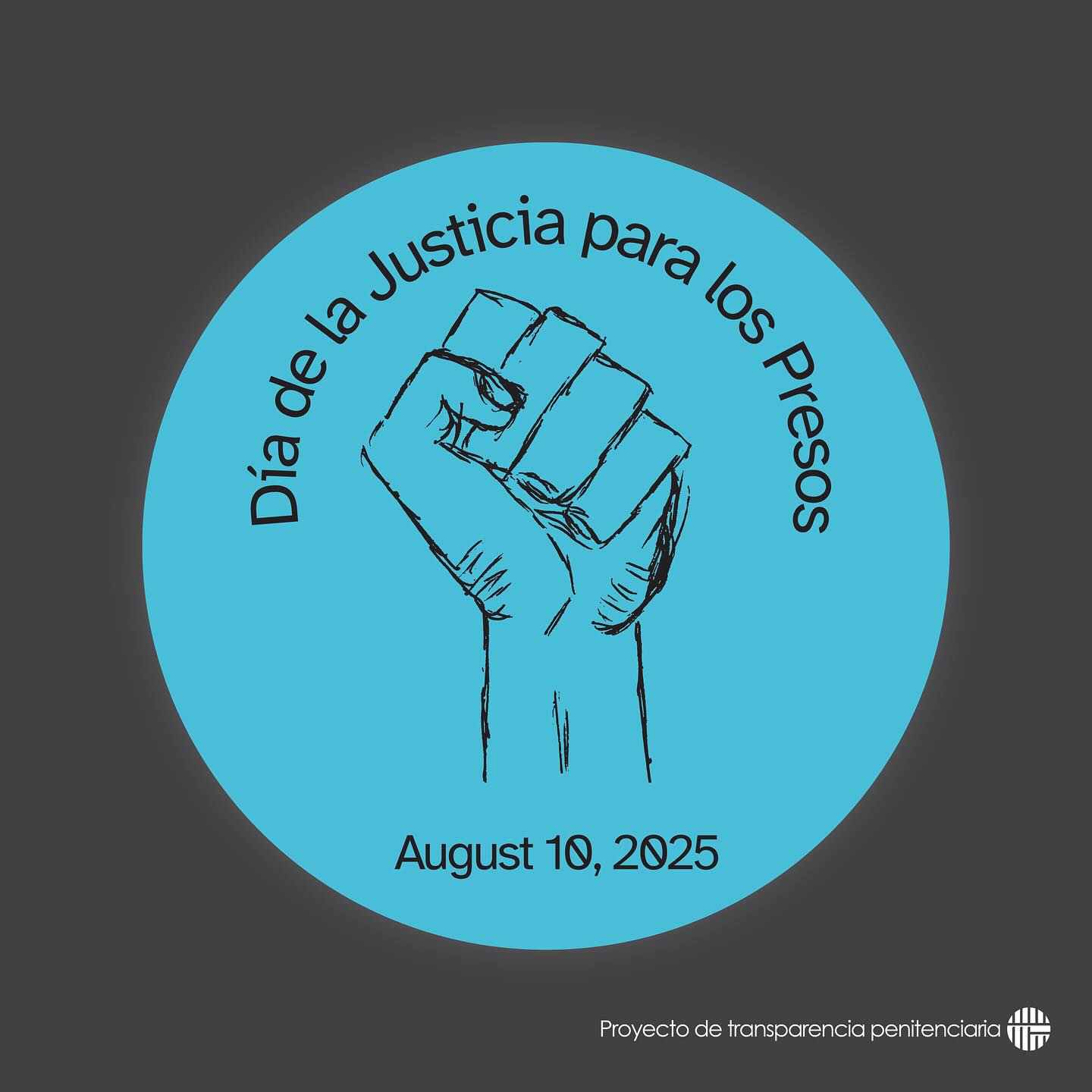 El 10 de agosto de 2025 se celebra el 25º Día de la Justicia para los Presos: una muerte es demasiado.
Nosotros, el Proyecto por la Transparencia en las Prisiones, lo recordamos.
Nos negamos a olvidar a aquellos que han muerto bajo la custodia del Estado en las cárceles y prisiones canadienses.
Nos levantamos, nos sentamos y nos arrodillamos en solidaridad con los «espíritus de resistencia» que se han unido durante 24 años para recordar a los que han muerto y a los que honran y apoyan a los que siguen viviendo y sufriendo en jaulas humanas en todo Canadá y en todo el mundo.
Solo en 2024, 68 presos murieron en centros penitenciarios canadienses.
22 muertes por «causas naturales»
1 muerte por «agresión»
45 sin «causa» indicada junto a sus nombres.
¿Cómo es posible?
El encarcelamiento de seres humanos tiene repercusiones duraderas y de gran alcance, un efecto dominó que aumenta el riesgo de pobreza, enfermedades mentales y reincidencia en el encarcelamiento a lo largo de generaciones. Cuando un preso muere y nunca regresa con su familia, el ciclo se intensifica.
En este 25.º aniversario del Día de la Justicia para los Presos, llamamos la atención sobre la falta de dignidad, humanidad y transparencia en los espacios carcelarios.
#PJD