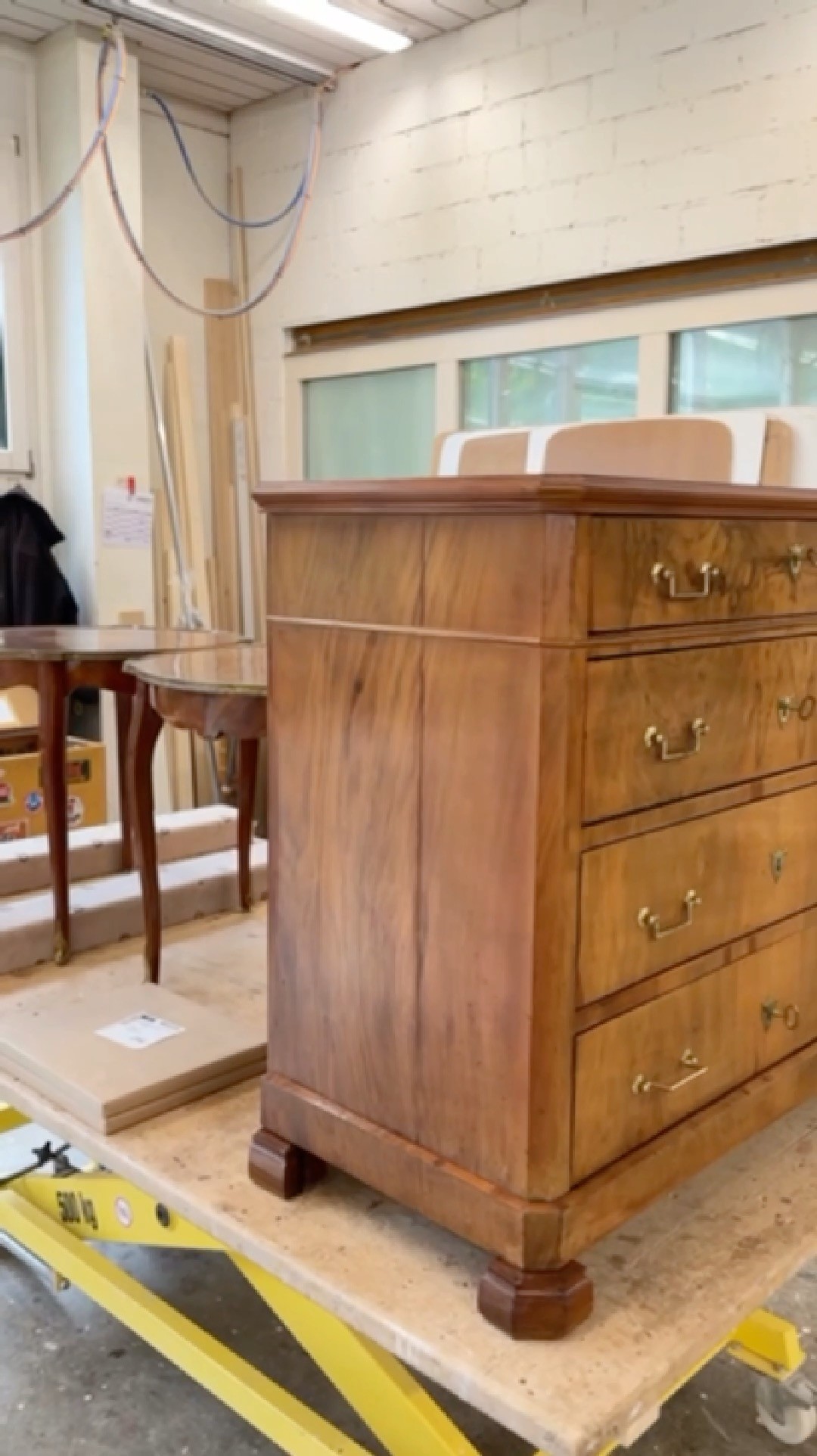 Möchtest du dein Lieblingsmöbelstück nicht einfach ersetzen? Das verstehen wir. Wir restaurieren Möbel mit Charakter, damit sie noch viele Jahre Freude bereiten. ☺️