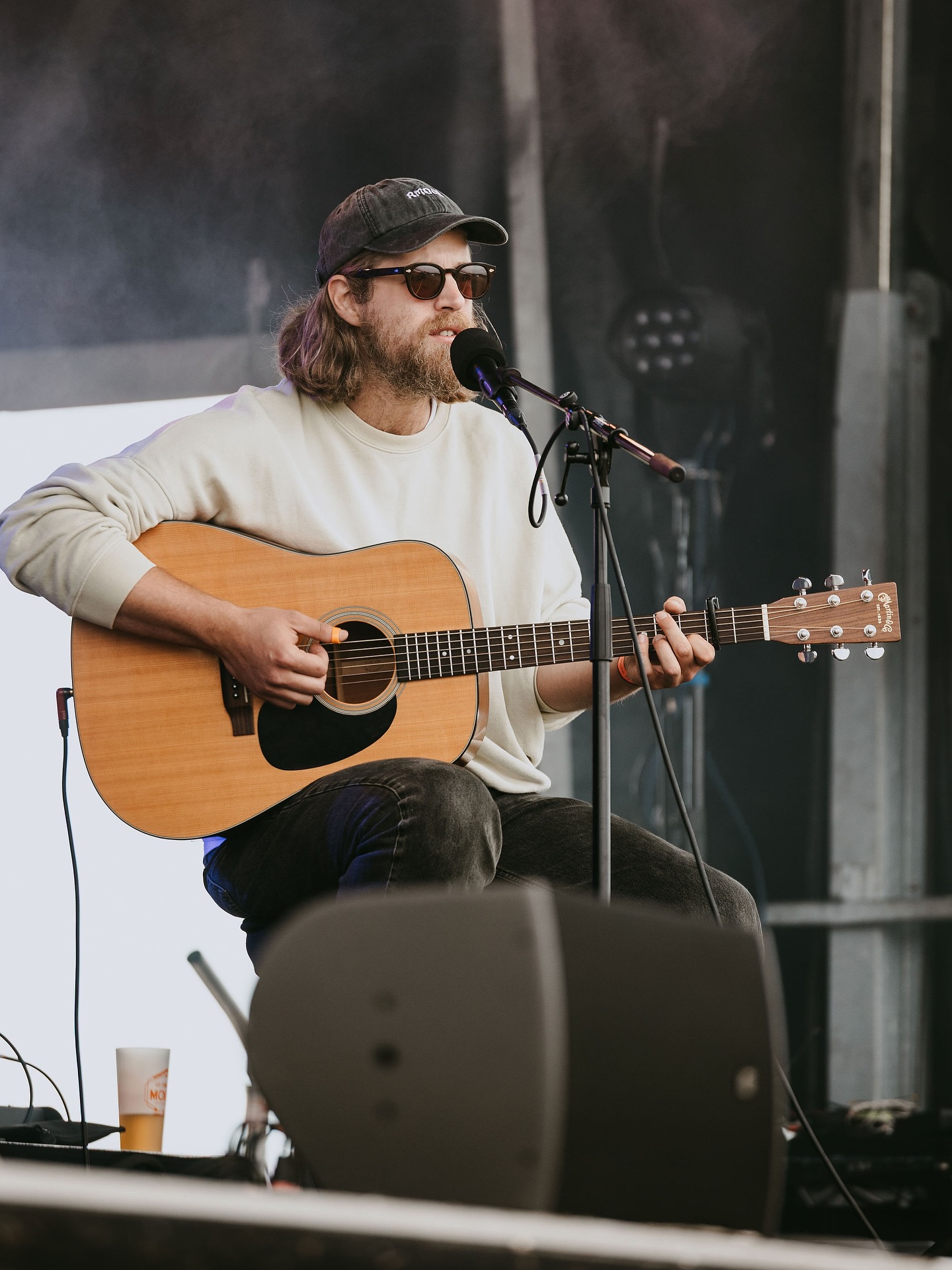 🌞 @richardalleninsong - celui qui a ouvert le bal sur la scène de Baie Sonore ✨
Sa folk a réchauffé les cœurs… et même fait venir le soleil. Merci pour cette magie Richard Allen.
📸 @blimstudio.fr
🎨 @justinefigueiredo
#baiesonore #folk