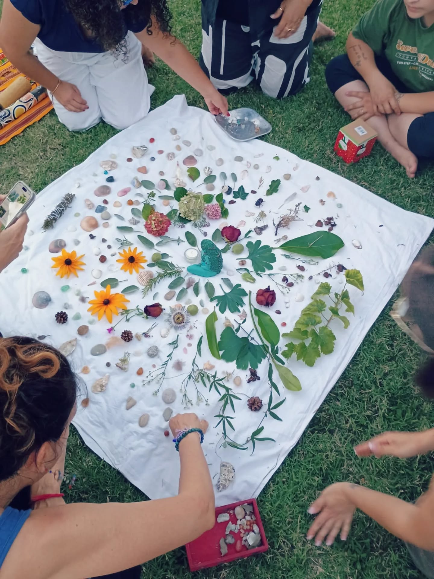 Tanta Felicità e Gratitudine per la serata di ieri sera
Il Cerchio non si può descrivere, si può solo vivere.
Donne che con CORAGGIO prendono appuntamento con sé stesse e che con FORZA si SCELGONO ... Nonostante Tutto.
Ed è di CORAGGIO che voglio parlare
perché quando ti siedi in cerchio, in quello spazio sacro, non sai cosa succederà, cosa proverai, cosa sentirai ... e il non sapere fa paura
Ma lì tutto cambia. .. perché sai che non sei sola. Forse riesci proprio ad attraversare quella paura, perché sei al sicuro. E ti senti sostenuta e protetta, tra visi che scorgi per la prima volta
Si, nel cerchio tutto cambia.
E chissà magari arriva anche il coraggio di guardare in faccia ciò che ti blocca da una vita, perché senti un'energia intorno a te, in cui tutto è possibile
Ma quindi...
Che cosa succede dopo aver partecipato ad un Cerchio?
Tutto, o forse nulla ... in ogni caso sai di aver fatto parte di qualcosa di potente, ti sei connessa con la tua parte più
autentica
ancestrale
con la tua Luce
e con la Luce di tutte le altre donne
Quella luce, che una vota accesa, sarà sempre lì per ricordarti, anche nei momenti più bui, che per Brillare non devi FARE
ma semplicemente ESSERE
Grazie ❤️
Con amore Valentina