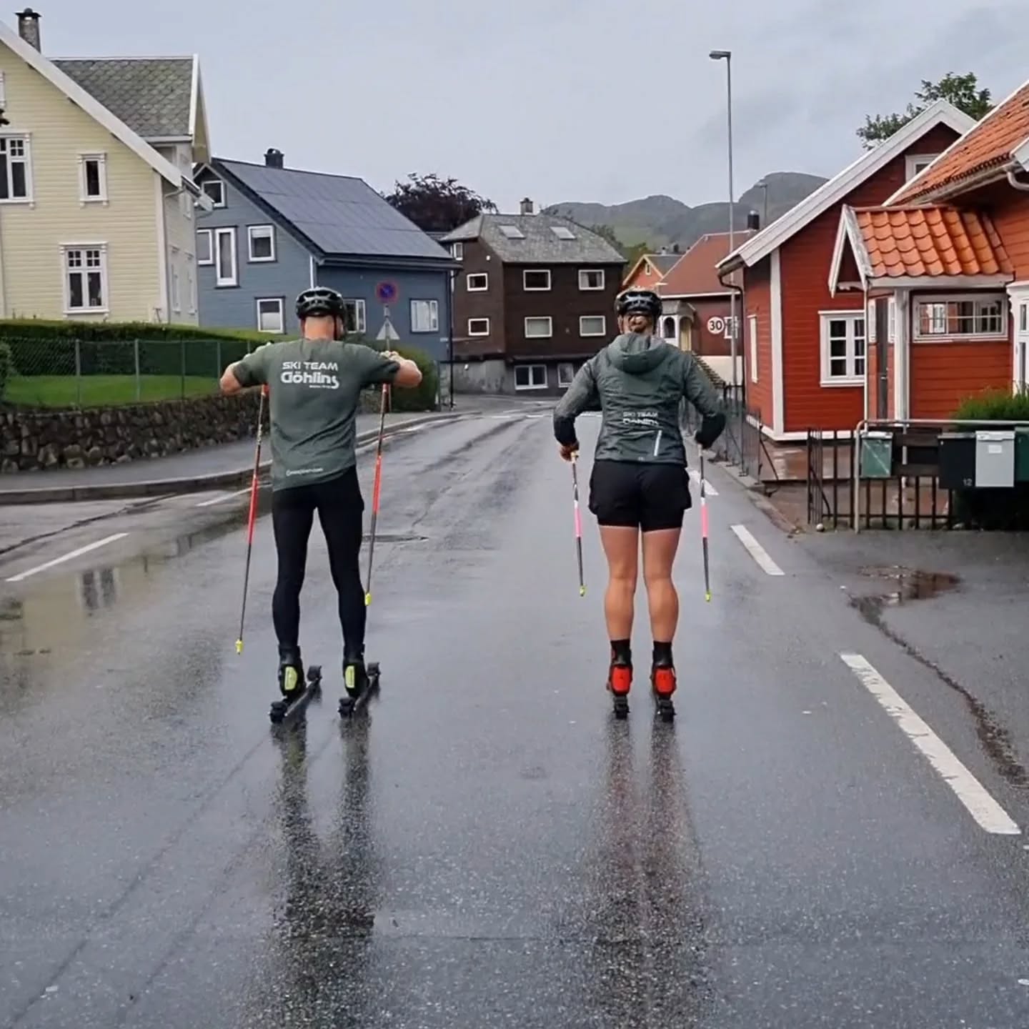 Nu är rullskidssäsongen 2025 officiellt igång!
Vi har lämnat de trygga småländska skogarna för vind, regn och tävlingar i Stavangertrakten på den norska västkusten.
@andersson.elias , @hildalof och @johanneseklof representerade teamet på de 7 kilometer och 600 höjdmeter som utgör Lysebotn Opp. I tuff konkurrens lyckades de med en strålande laginsats där Hilda slutade sexa, Johannes sjua och Elias stakade in på en nittonde plats före många stjärnåkare.
Därefter följde det 50 kilometer långa Blink Classic, fyra varv på en kuperad bana kantad av ömsom stad ömsom fårhagar. Startfältet är ett av de bästa på hela året när stora delar av den traditionella eliten möter långloppstoppen.
I denna stenhårda konkurrens lyckades Elias med bragden att förbättra sin placering från dagen innan och åka över mållinjen som nummer 18 och visar i och med detta att han verkligen har på den internationella scenen att göra. Tyvärr fick både Hilda och Johannes sina lopp förstörda av materialproblem, tack vare hjälp från @teamramuddenski kunde de ändå fullfölja och ta sig in på helt okej placeringar.
Sammantaget kan vi konstatera att åkarna står sig bra i konkurrensen och definitivt inte har gjort bort sig i sommarträningen. Därmed väntar några roliga veckor nu när det ska tävlas var och varannan helg framöver, kom gärna och utmana oss!
@gohlins @klubbenbygohlins @eabdethaller @hestragloves @hestrainredningarab @garoplatprodukter @garo_emobility_sverige @isabergstoppen @hangonab @axelent_sverige @everbrandswedenab @ehconnector @eleikosport @thule @gnosjoror @gnosjoandan @aerollerskis @leki.nordic @atomicnordic @umarasports @visitgnosjo