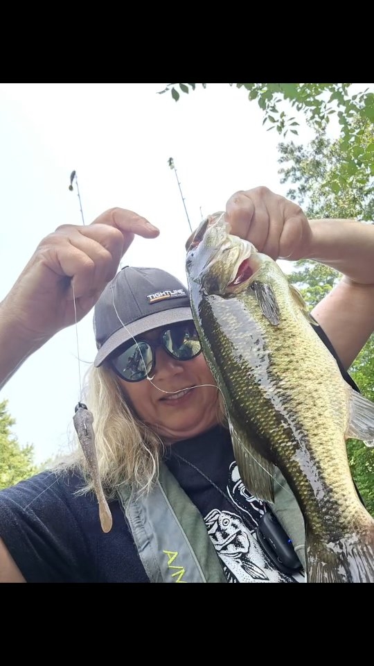 I have been loving this month's @darkhorsetackle river and creek box curated by @parkerfishing1242 ! It's super versatile, covering a wide variety of situations. I was honored to collaborate on this box by contributing my artwork to be used for the cover art! I have more videos coming of creating that art, fun stuff!
🎣🖌🎨🦈
#fishingobsession #fishnh #fishlove #bassfishing #kayakfishing #newhampshireoutdoors #hobiefishing #womenwhofish #riverlife #riverfishing #fishartist