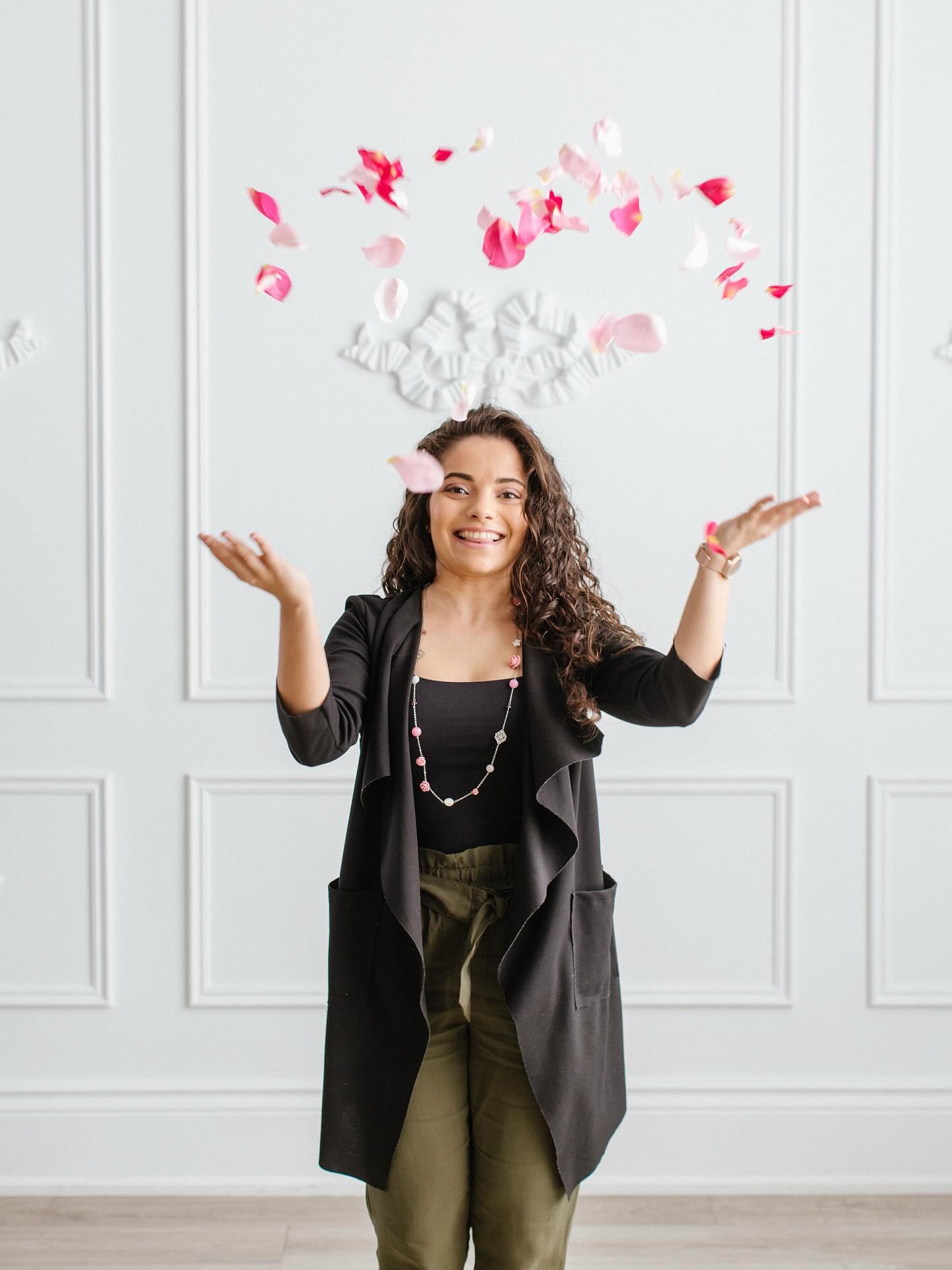 What would your reality look like if you live courageously❓
This question came to my mind as I was meditating today for The Lion’s Gate Portal.
As I answered that question, let all my thoughts, ideas and manifestations fly onto the page.
Then I was reminded of something I learned about years ago at a seminar years ago.
Bob Proctor said “If you see it in your mind, you can hold it in your hand.” 🤲🏼
On days like these we are reminded to embody his teaching!
Dream big, play in the energy of possibility, manifest what we want most and believe it’s possible.
We are invited to remember to harness that lion energy and live courageously. 🦁
Manifest what we want and celebrate the fact that if we see it in our minds it’s up to us to believe we can have it all.
Then the most important part comes in the days to follow aligning with the dreams on all levels by
Thinking
Believing
And acting in alignment with that dream after the initial manifestation process.
If things come up that aren’t that’s when we open our tool box, let go of what we need to let go of and consciously choose what we want instead.
This lions gate I’m choosing to take this as an opportunity to remind myself to live courageously and celebrate my manifestations coming into fruition.
How about you? What are you choosing? 👇🏼