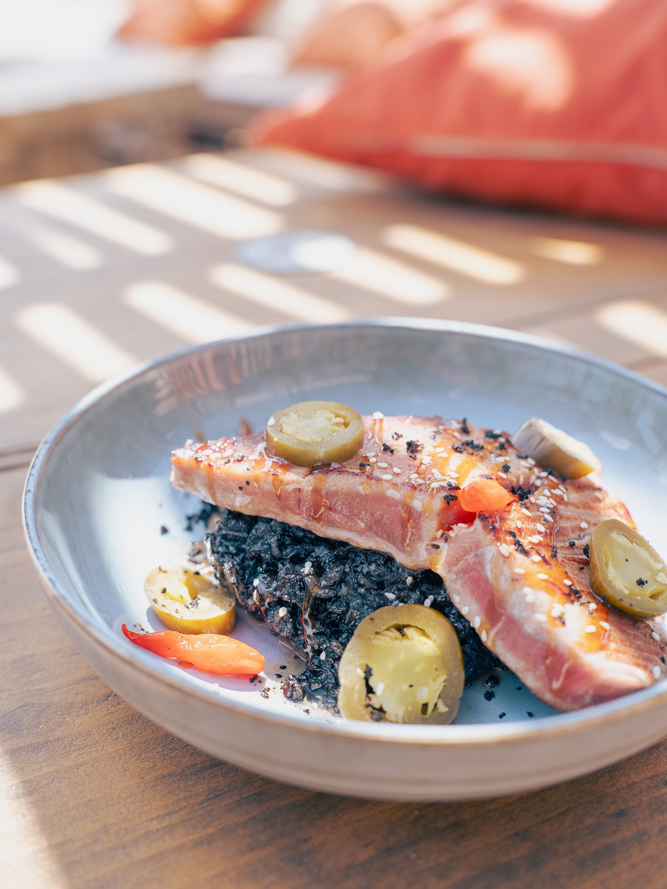 Pavé de Thon by Nbc
Thon snacké juste comme il faut, jalapeños, oignons pickles, sauce teriyaki et risotto à l’encre de seiche.
Un plat qui allie fraîcheur, caractère et élégance, parfait face à la mer.
Disponible dès maintenant au Nbc– Canet
#NaudoBeachClub #PavéDeThon #SeafoodLovers #VueMer #CanetPlage #NaudoStyle #canetenroussillon