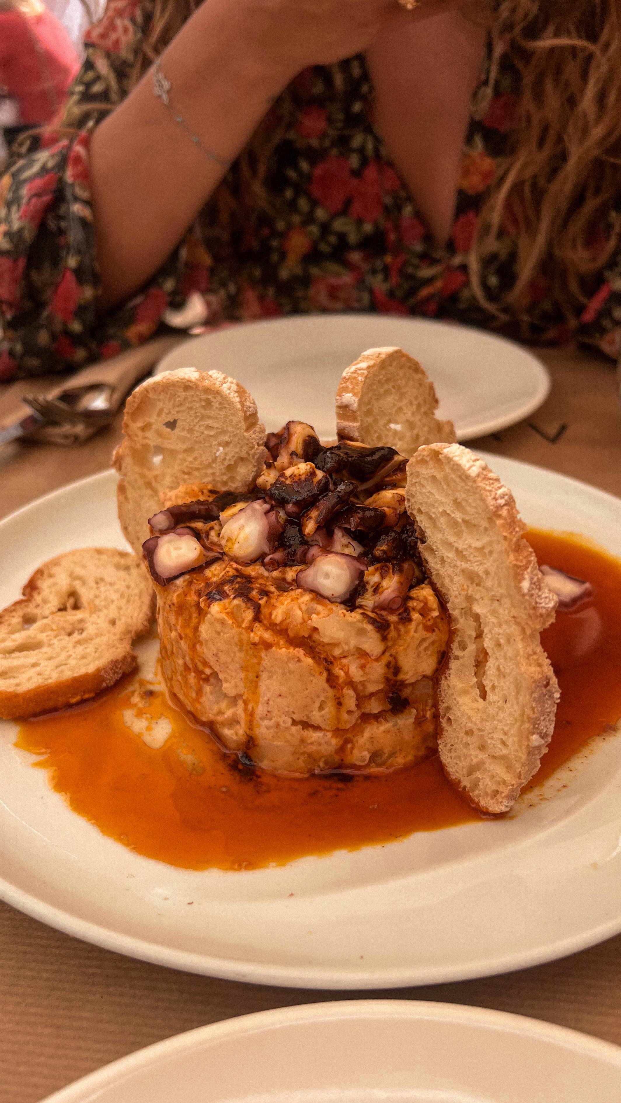 Zahara de los Atunes: mi restaurante favorito calidad-precio 🍽️🐟
@avantezahara
La mejor ensaladilla de pulpo. Ese aceite con pimentón está para bañarse en él. Y el nido de tartar de atún con foie otro rollo. La tosta picante de atún también es un imperdible, hacedme caso.
No es colab, pero sabéis que vengo desde pequeño a Zahara y siempre me pedís recomendaciones. Aquí tenéis 🫱🏽🫲🏼
La cervecita con vistas al atardecer en @restaurante_terraza_montemar 🍻 está en la esquina que da al río Cachón.
Y ya os he hecho el plan de verano. De nada 🙄
Si queréis más vídeos de este tipo no me importaría hacerme foodie también. Total, una cosa más…
A disfrutar del verano con sabor y salud familia 🧡
#zaharadelosatunes #restaurante #restaurantes #zahara