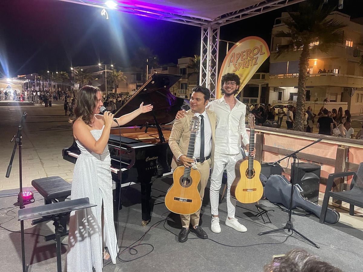 “SCOGLITTI IN MUSICA” – Un’iniziativa del Comune di Vittoria con il patrocinio e il sostegno dell’Amministrazione Comunale
Cari amici,
Un sentito GRAZIE al pubblico numerosissimo che ha reso indimenticabile la serata del 9 agosto!
La vostra partecipazione, il vostro calore e l’atmosfera magica del lungomare di Scoglitti hanno trasformato il primo appuntamento di “Scoglitti in Musica” in un vero successo.
Un ringraziamento speciale al Comune di Vittoria e al Sindaco Francesco Aiello per il prezioso sostegno, e a CL Eventi per l’ospitalità e l’assistenza tecnica impeccabile.
Vi aspettiamo con grande entusiasmo giovedì 14 agosto alle ore 22:30, sempre al centro del lungomare di Scoglitti, per la seconda serata del Gala Music Festival diretta da Diego Melfi ed Ekaterina Chebotareva, con artisti di fama internazionale pronti a regalarvi nuove emozioni sotto le stelle.
Non mancate!
#scoglittiinmusica #concertisulmare #eventisicilia #musicaallaperto #galamusicfestival #estateinsicilia #eventiestivi #musicaclassica #tramontiemusica #suonidalvivo #scoglittisummer #musicaelegante #esperienzamusicale