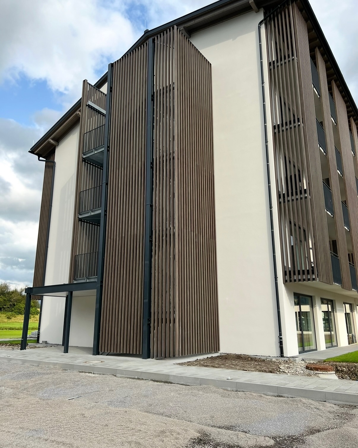 🏗️✨ Lisenen-Fassade in Pfronten! Unsere besonderen Lisenen spenden im Sommer angenehmen Schatten, lassen den Blick nach draußen frei und verleihen dem gesamten Gebäude eine besonders schöne Optik – swipe dich durch die Bilder und schau sie dir genauer an! 📲
Aus welchem Material sind sie wohl gefertigt? Stahl, Holz oder Aluminium? 🤔
Kommentiere deine Antwort ⬇️ und gewinne mit etwas Glück 1x drei Weingutscheine für die Allgäuer Festwoche 2025! 🎉
#Metallbau #ArchitekturDesign #Allgäu #Gewinnspiel #Fassade