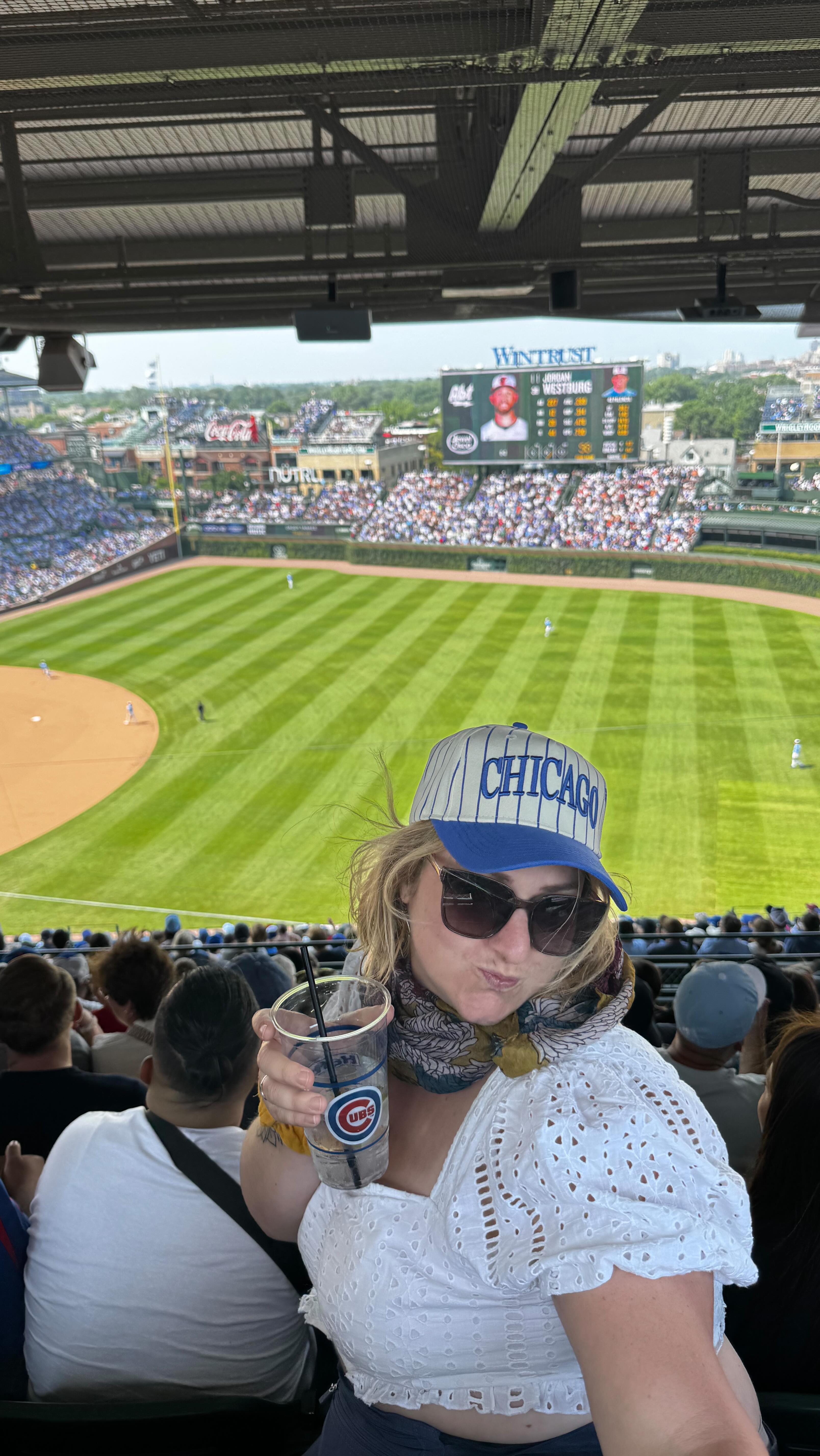 GO CUBS GO ⚾️
~
🇫🇷 La semaine dernière j’assistais au premier match de baseball de ma vie … à Chicago ! Une drôle d’expérience ! J’ai pas tout compris aux règles à part qu’il faut taper la balle loin et courir vite… Mais ce qui m’a le plus plu évidemment c’était les moments musicaux, et notamment cet hymne pour les Cubs, l’équipe de Chicago ! 🎶 Une semaine que cet air est gravé dans ma tête. Je me suis dit qu’il fallait l’apprendre pour graver ce souvenir une bonne fois pour toute. 😂
Une bise à toute la team qui était avec nous au stade 🏟️ et avec qui on a bien répété ! 😘
Mention spéciale à Steph et Nickie.
~
🇺🇸 Last week, I went to the very first baseball game of my life… in Chicago!
Such a funny experience! I didn’t quite get all the rules, except that you have to hit the ball far and run fast…
But of course, what I enjoyed the most were the musical moments — especially this anthem for the Cubs, Chicago’s team! 🎶
It’s been a week now, and that tune is still stuck in my head. I thought I’d better learn it once and for all, so the memory stays with me forever. 😂
Sending a kiss to the whole crew who was with us at the stadium 🏟️ — and with whom we practiced a lot!
Special shout-out and thanks to Steph and Nickie 😘
~
#Chicago #ChicagoVibes #WindyCity #ChicagoLife #ChicagoLover #ChicagoGram #ChicagoStyle #Baseball #BaseballLife #ChicagoCubs #GoCubsGo #CubsFans #MLB #CubsNation #CubsGameDay #BaseballVibes #UkuleleCover #UkuleleLife #UkuleleLove #UkuleleVibes #SingAndPlay #MusicCover #CoverSong #MusicianLife #AcousticVibes #Sing #Singer #FrenchSinger #Chanteuse #CedarPoint