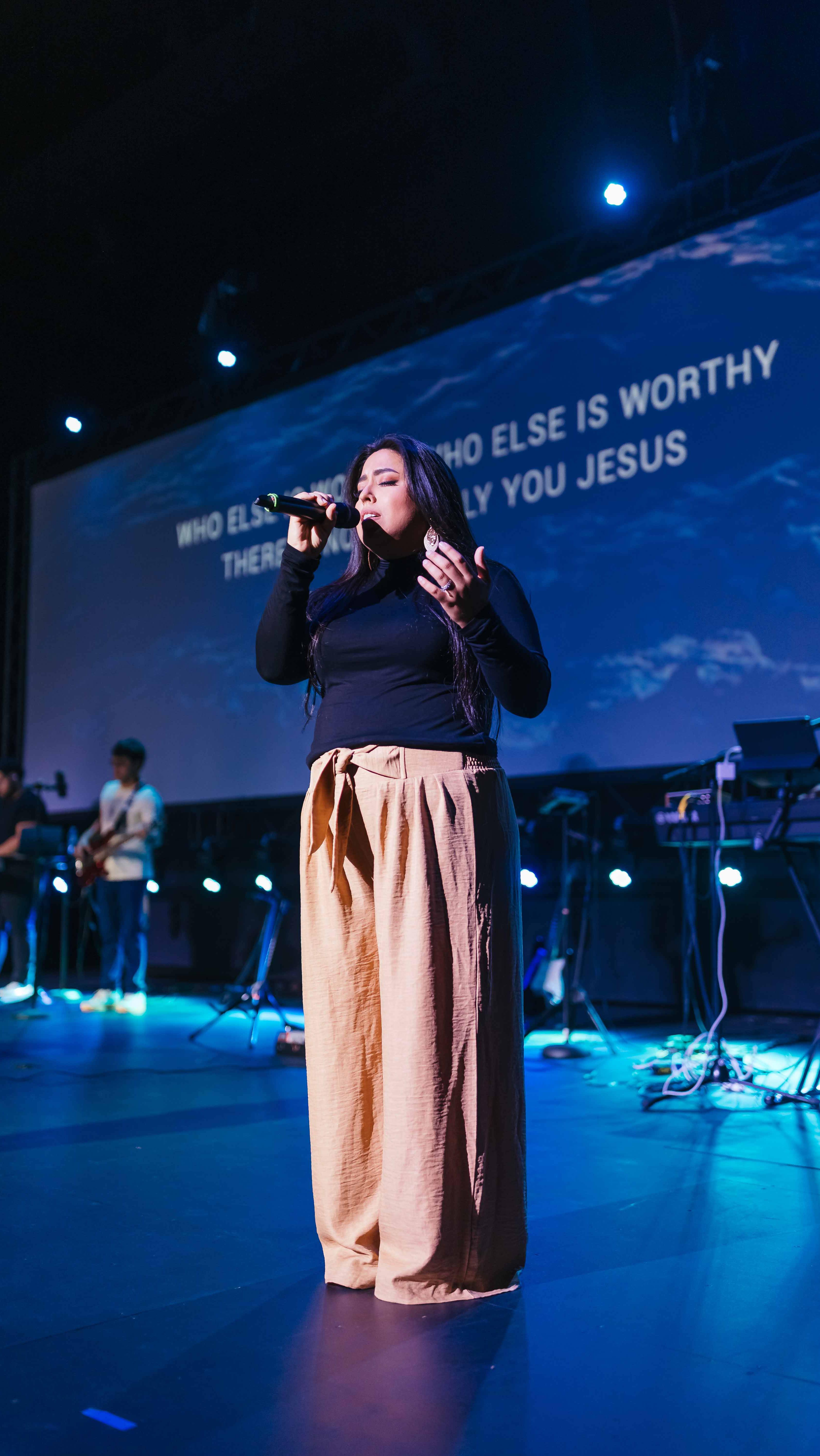 Such a special moment at tonight’s Worship Night 🤍
•
•
•
•
#worship #worshipnight #flagworship #pov #church #laredochurch #flags #laredo #texas #laredotexas #childlikefaith #christian #christiantiktok