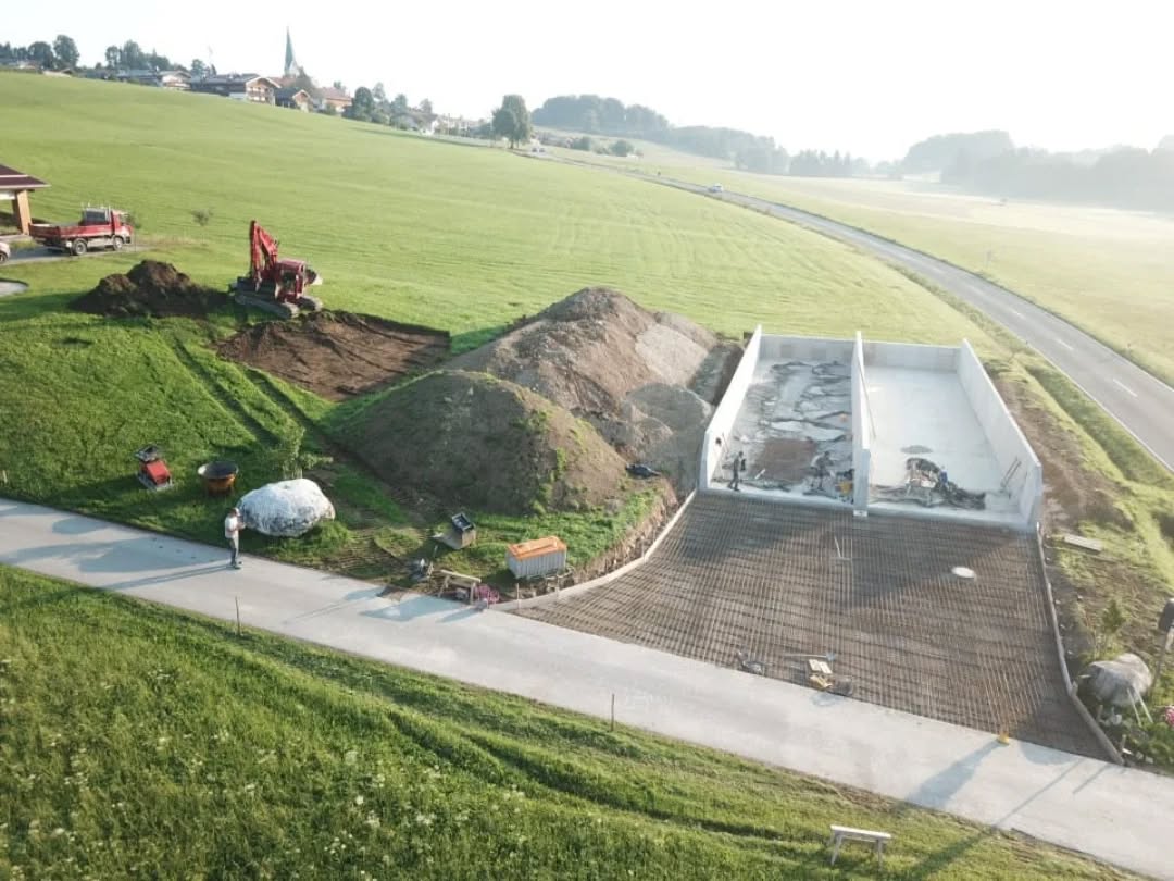 Hier durften wir ein Fahrsilo errichten.🚜
Es wurde viel gegraben, geschalt und noch mehr betoniert🤠. Aber das macht unsere Truppe ja aus dem FF....