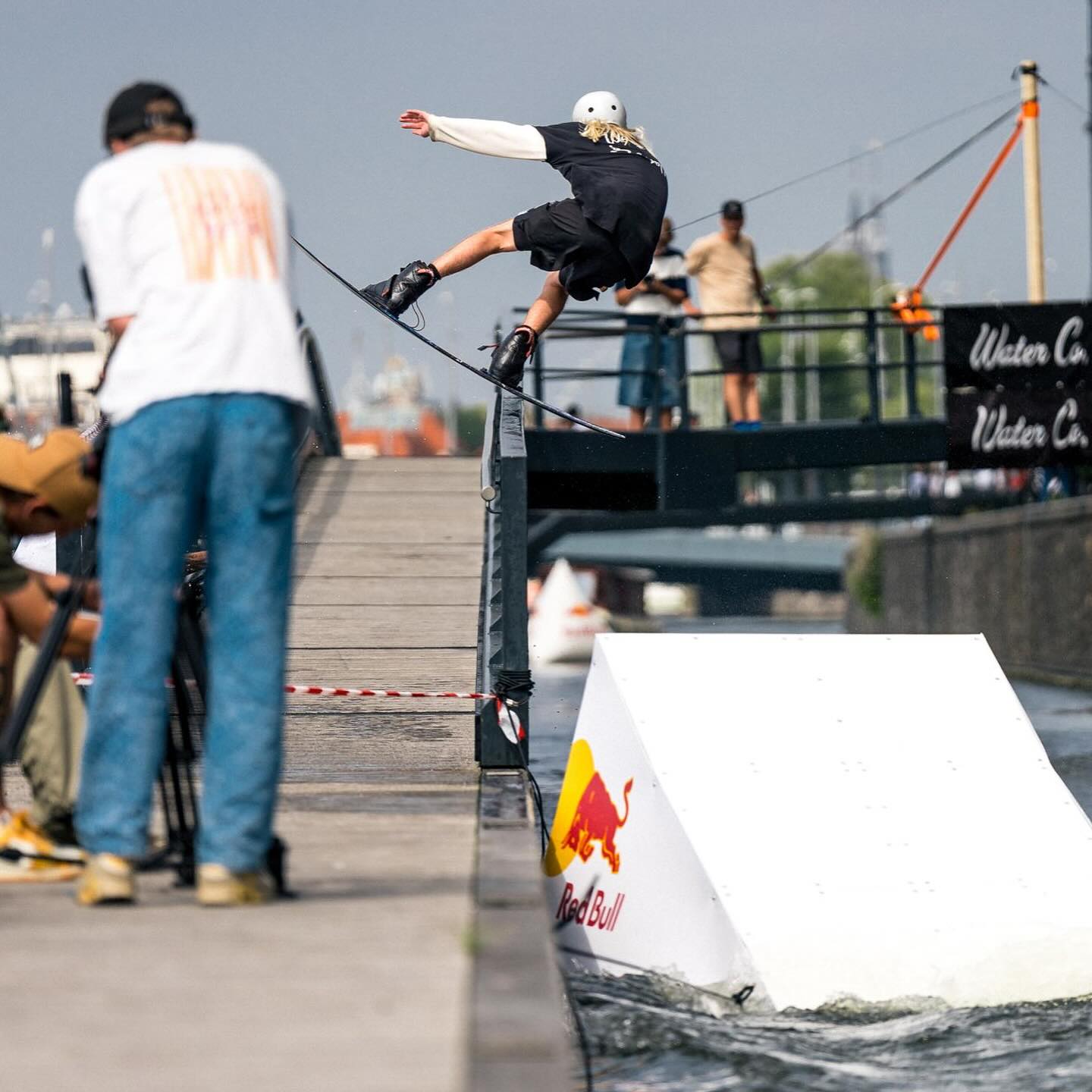 Downtown Amsterdam was buzzing! 💥 Day 2 of the @wakeboardstreetjam had the vibes cranked up and the action on point all day 👊🏽
Photos @scowl_broccoli
#pulledbysculpture #wakeboarding #wakeboard #winching #wakeboardstreetjam