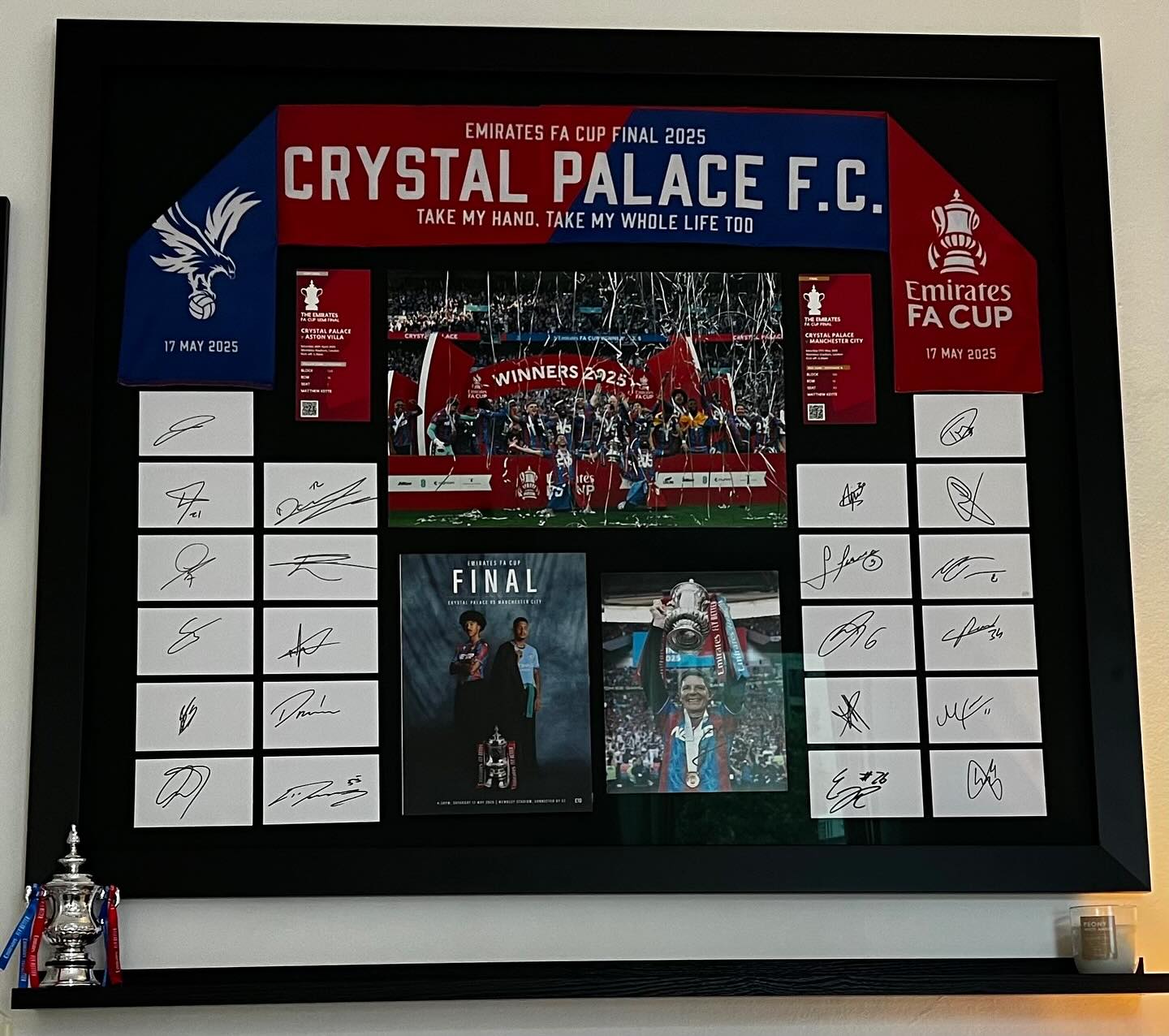 Another great framing job by this customer whoโs gone for semi final and final stubs from us, with match day programmes, scarf, big picture of the trophy lift and player signatures ๐๐