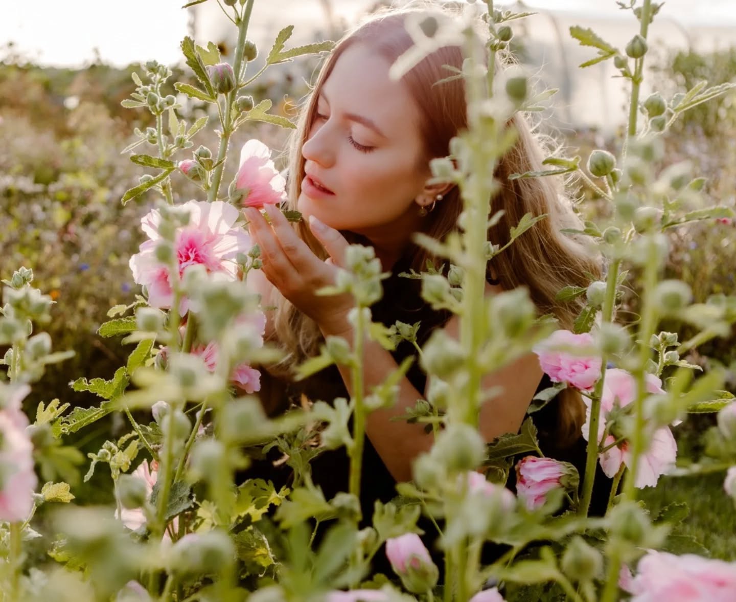 'Let your dreams blossom'
#fotograafzeeland #trouwfotograaf #selfloveshoot #flowers #irenevandewegefotografie