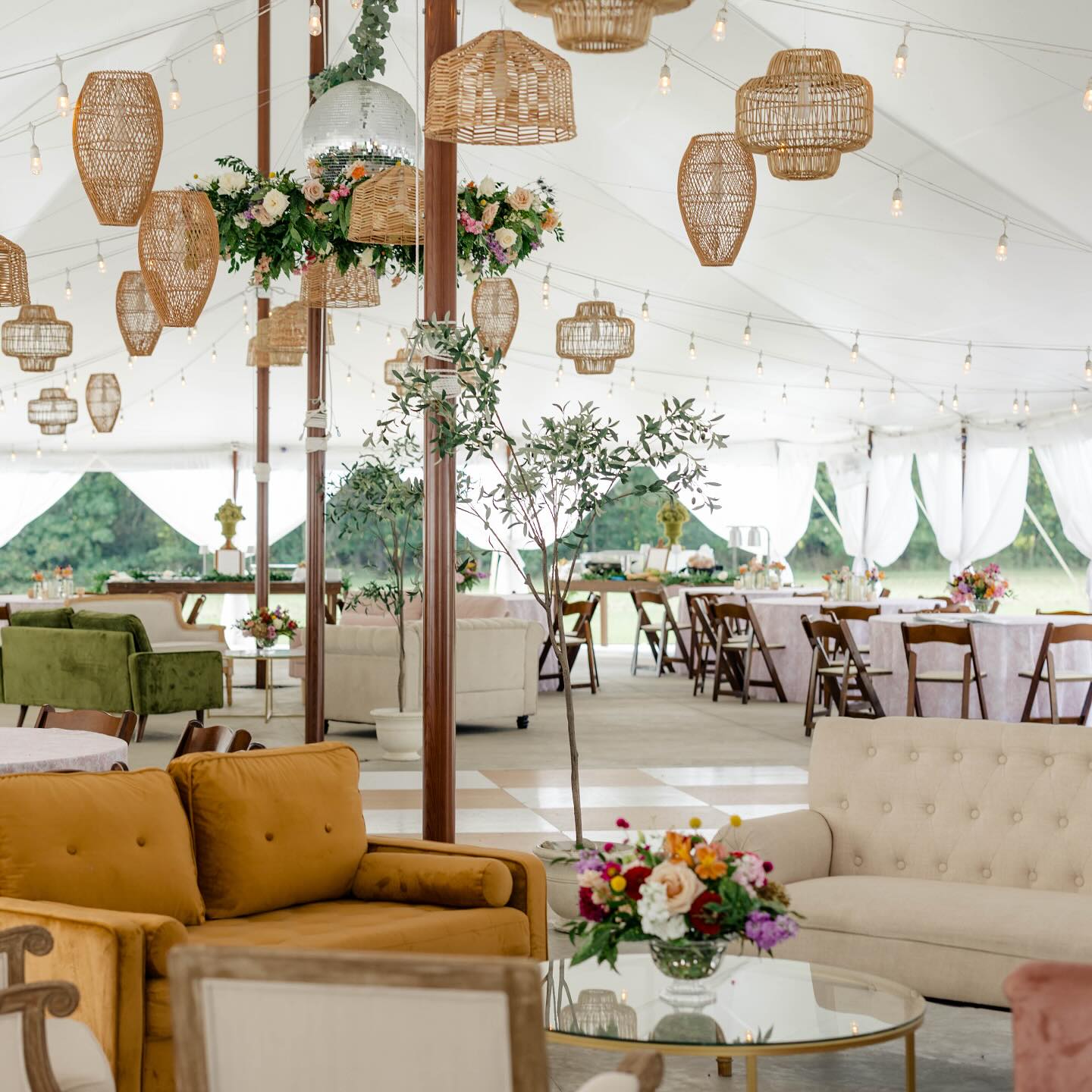 Dreamy tent vibes😍✨🌙
#starrynighteventsrva #summer #magical #tentreception #colors #starrynighteventsrvaplanning #weddingplanning #eventplanner #starrynighteventsrvaflowers #floraldesigner #weddingflowers #starrynighteventsrvaweddings #becomeastarrynightcouple #joinmyfamily #snecouples #weloveourcouples #starrynighteventsrvacouples
Planning & Florals | @starrynighteventsrva @tanya_m_cornwell
Photography | @reneejeanphotography
Videography | @momentsbymalc
Venue | @historicwhitewood
Band | @forest_hill_band
Catering | @cater2events
Rentals | @rentequipva
Photo Booth | @richmondphotobooth
Beauty | @islandglowbeautysalon
Bride | @bellita_211