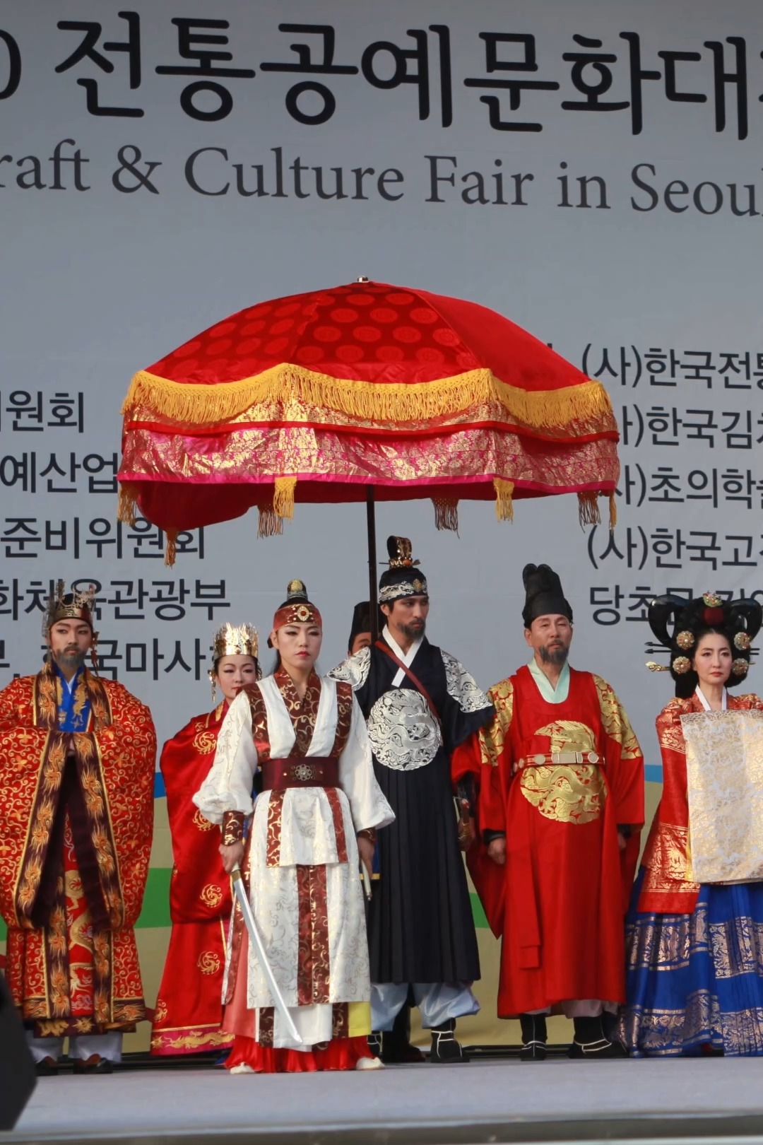 2010년, C&C 20 전통공예문화대전에서 무예24반이 한국 전통 무인의 복식을 갖추고 시범을 펼쳤습니다.
조선시대 군사훈련서 『무예도보통지』를 바탕으로 한 실연으로, 단순한 공연을 넘어 전통무예의 역사와 정신을 온몸으로 전한 뜻깊은 순간이었습니다.
정교한 동작과 단단한 기세, 그리고 복식 하나하나의 의미까지 — 한국 전통문화의 깊이를 느낄 수 있던 소중한 시간이었습니다.
In 2010, at the C&C 20 Traditional Craft Culture Exhibition, Muye 24 Ban showcased a martial arts performance in full traditional Korean warrior attire.
Based on the Muye Dobo Tongji, the historic military manual of the Joseon Dynasty, this was more than a performance — it was a living expression of the history and spirit of Korea’s traditional martial arts.
From precise movements to the symbolic details of each garment, the event offered a rare glimpse into the depth of Korean heritage.
#무예24반 #전통무예 #한국무예 #무예도보통지 #전통문화 #전통복식 #KoreanMartialArts #Muye24Ban #MuyeDoboTongji #KoreanHeritage #culturefair #MartialArtsPerformance #TraditionalCulture #CulturalHeritage #KCulture #한국문화 #무형문화유산 #unesco #heritage