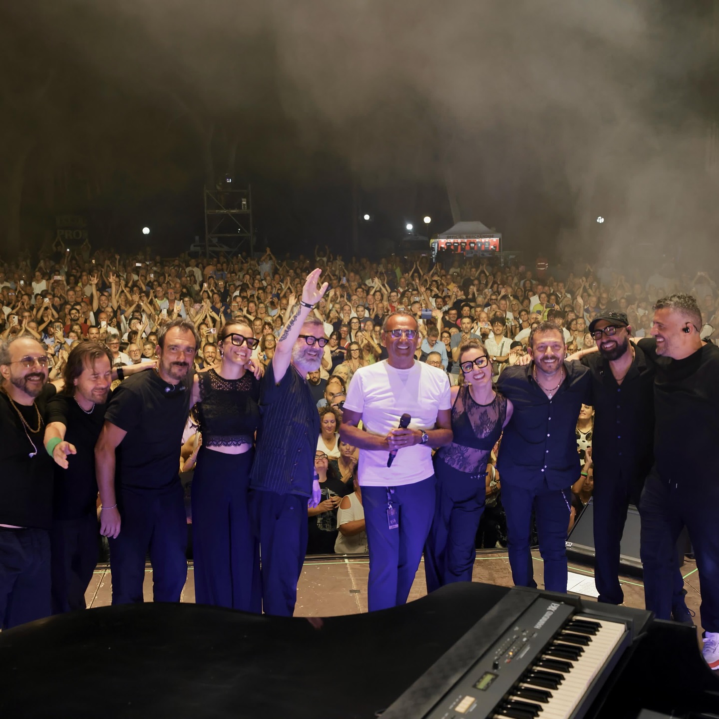 Castiglioncello, grazie di cuore!
Ogni volta che canto nella mia Toscana è come stringere un abbraccio infinito 🫂
Ci ritroviamo il 16 agosto a Finale di Pollina (PA) per un’altra tappa di “Ci vorrebbe ancora il mare tour”!
Ph @lucabrunetti_photo @laurabadiali
#MarcoMasini #CiVorrebbeAncoraIlMare
@friendsandpartners @momyrecords @concerto.official @rtl1025 @birindelliauto