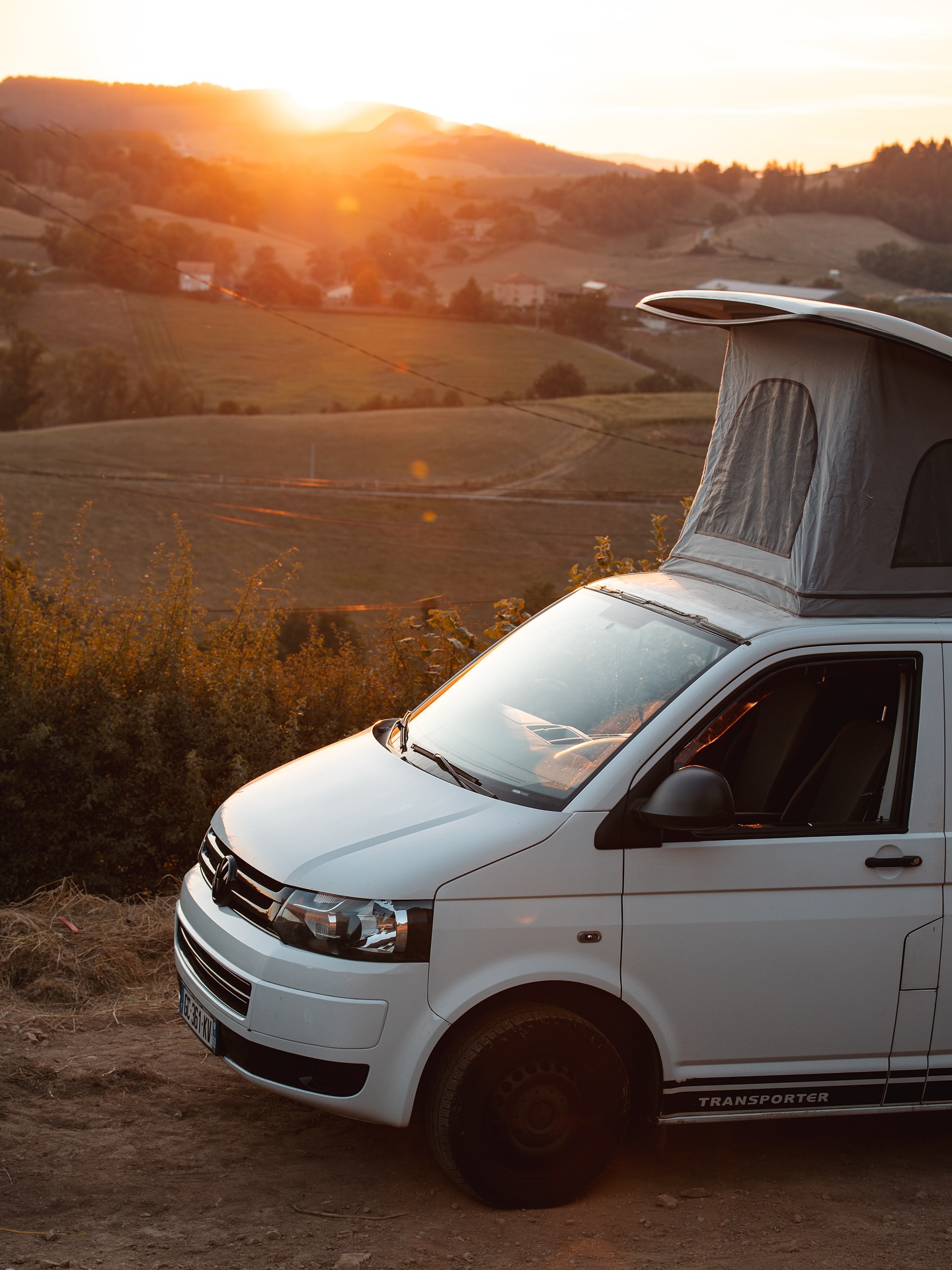 A FRAME CABIN UPDATES 🚧
Un mois d’Aout qui ne ressemble à aucun autre ici avec le chantier de @the_wild_aframe qui avance à grands pas entre sunsets, Full Moon et moments partagés entre amis pour donner vie à ce projet fou !
Slide 1 - bivouac sur le chantier avec un sunset de qualité 🌅
Slide 2 - préparation des fondations
Slide 3 - la vue que vous aurez depuis la terrasse 🥰
Slide 4 - préparation des fondations plus en détails
Slide 5 - Full Moon au dessus des sapins 🌲
Slide 6 - toupie de béton pour terminer les fondations sous la canicule
Slide 7 - vie du terrain en travaux
Slide 8 - un aperçu du futur 🫶
Ça vous donne envie de voir la suite ? 😬