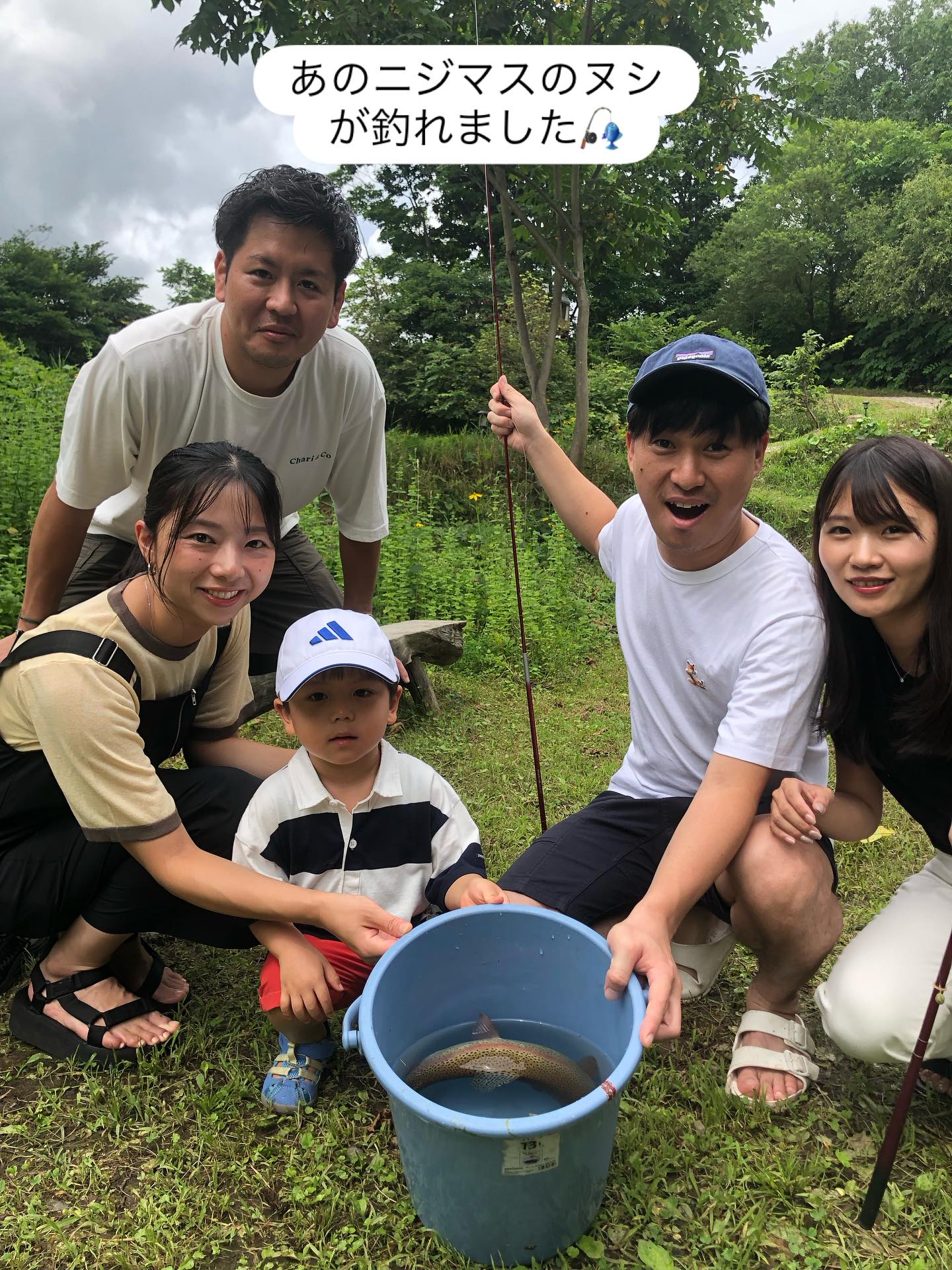 この夏の釣り堀で、みんなが狙っていたニジマスのヌシが釣り上げられました。
サイズはなんと40cmオーバー!!!
札幌よりお越しのK様がキャッチしました。
通常の3倍近くの大きさになり、他の弱った個体を共喰いしてたプレデターです。このまま池に戻さず、しばらくは受付横の桶で泳がせていますので、見に来てください。