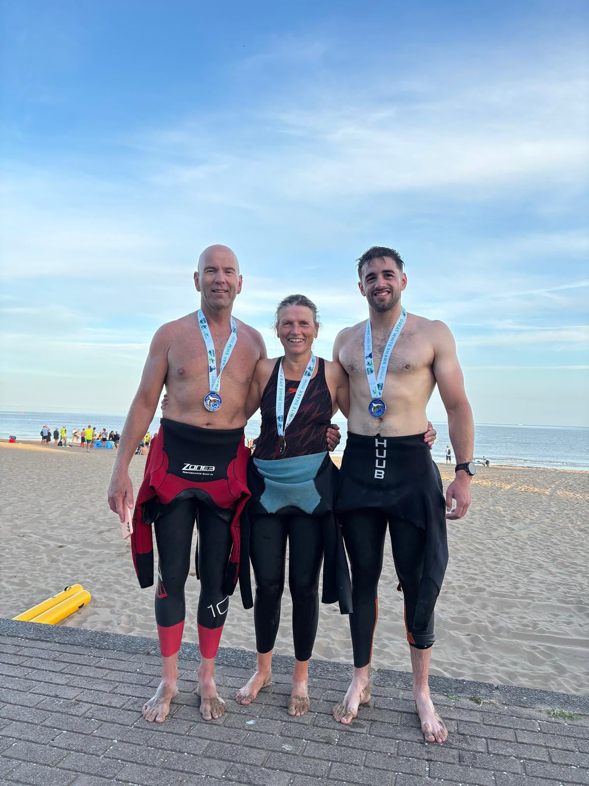 🏅 MEDAL MONDAY 🏅
Well done to Rodney, Joanne & @scottjones15_ on their performances at the Swansea shark 3k swim
🦈 🌊
Jo came 2nd in her AG 👏🏼 with Rodney taking his AG win 🥇 & looking like he’s accepting the award in Hawaii not Swansea ☀️ 🌺
Here’s to a great week of training and racing in the glorious sunshine!! 🔥
💛💙🖤
#cardifftriathletes #swansea3kswim #swimming #triathlon #bestclubintheworld