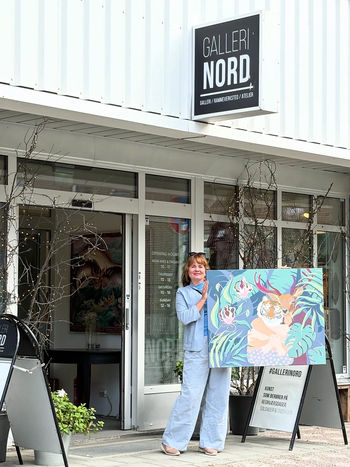 Et nytt nydelig kunstverk «Toxic Bloom «
av ALiCE KVALVIK er akkurat ankommet.
Vi har masse fint fra Alice. Velkommen innom vårt søndagsåpne galleri🇳🇴🇳🇴🇳🇴
I morgen skal vi heie fra galleriet og flagge for det kuleste sykkelrittet som finnes,
ARCTIC RACE OF NORWAY🇳🇴🇳🇴🇳🇴
•
@gallerinord @tromsosentrum #arcticraceofnorway #søndsgsåpent