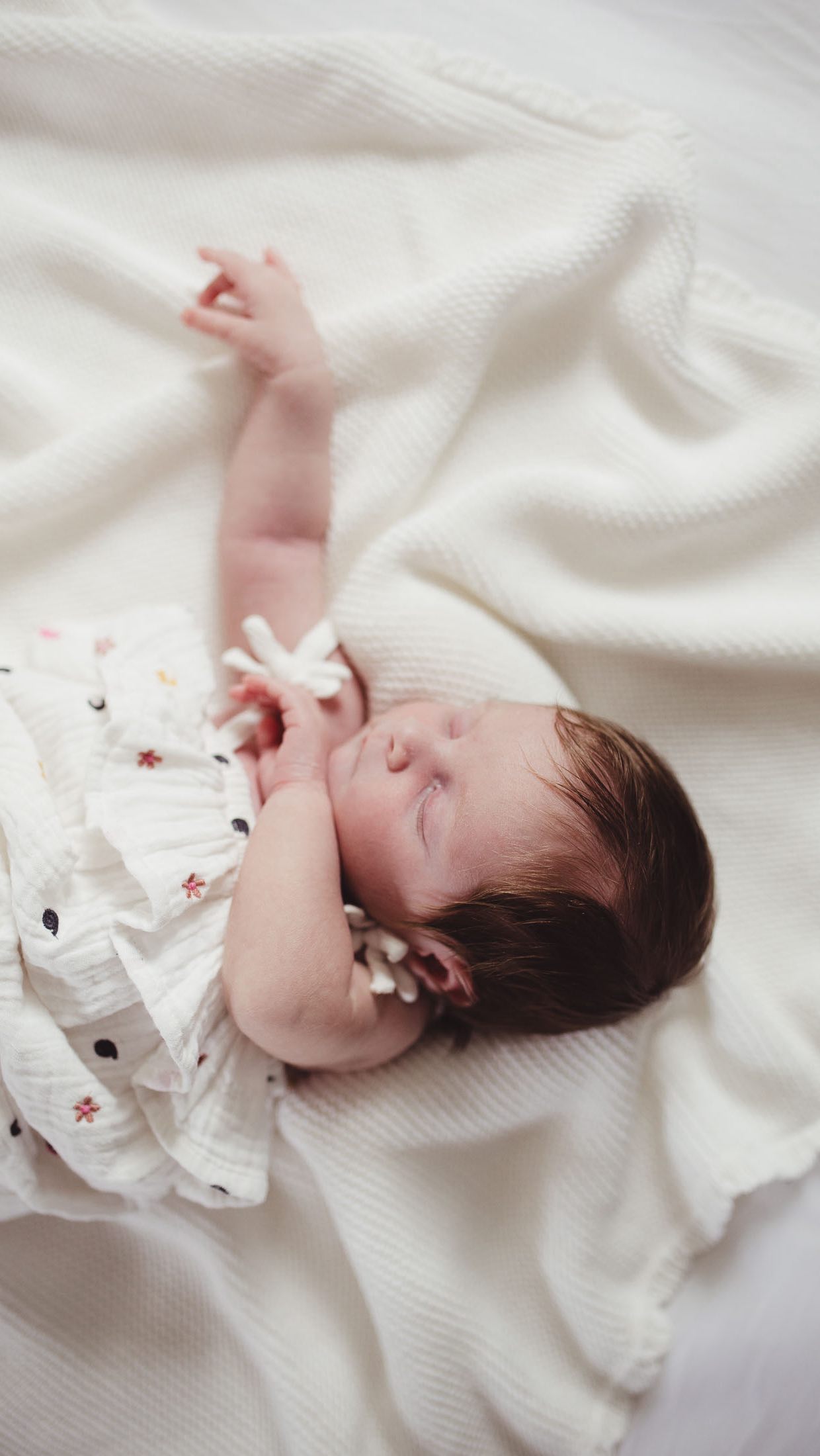 Have ZERO expectations.
The most relaxed sessions happen when you let go of the pressure and just go with the flow.
Babies cry. They need feeding, winding, nappy changes, and a lot of cuddles. That’s all very normal, and is built into a newborn session. We take as long as we need to settle your baby, whether they snooze instantly or need a little extra persuasion.
Don’t worry, they usually all fall asleep eventually… just call me the baby whisperer 😉
Ready for your own set of dreamy newborn photos? Let’s chat!