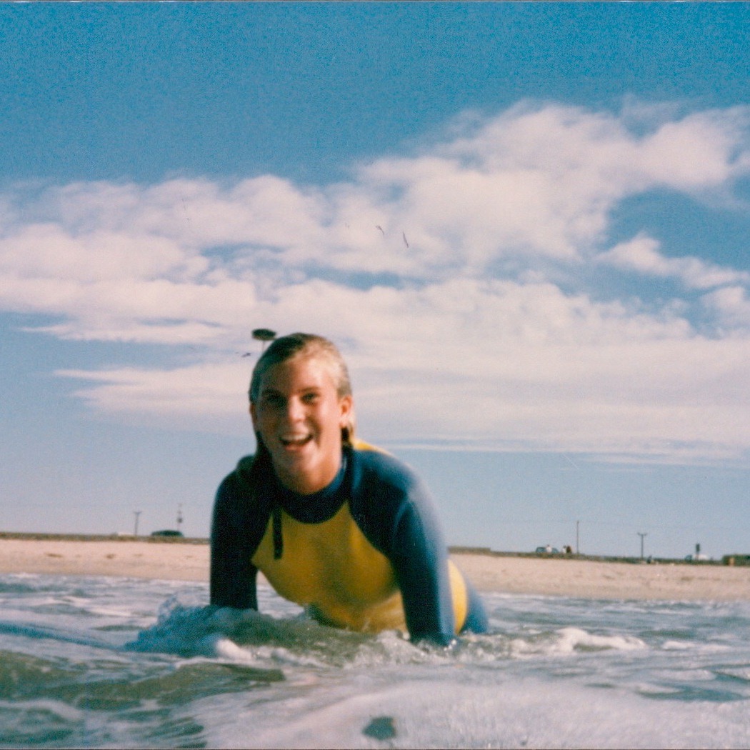 Throwback to 1985!
Salty hair, sunburned nose, and pure joy in the water
Surfing and playing in the ocean shaped so much of who I am today. Long before I studied the nervous system or supported athletes and clients with performance tools, I was learning presence, flow, and resilience through the waves.
Grateful for the early experiences that taught me how to come back to myself through movement and nature.
Were you a water kid too?
#ᴛʜʀᴏᴡʙᴀᴄᴋᴛʜᴜʀsᴅᴀʏ