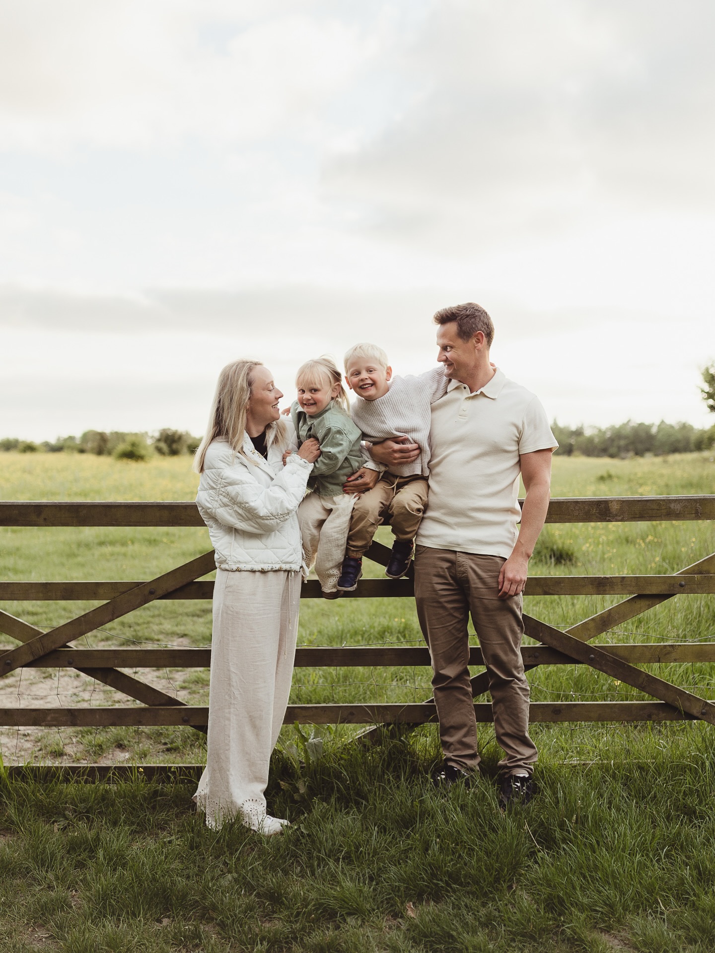 Well… that escalated quickly 😅 I blinked and somehow weeks of shooting and editing whizzed by with barely any posts on here!
The good news? I now have a ridiculous backlog of beautiful sessions to share… the bad news? I have absolutely no idea where to start 🤣
So you tell me, should I kick things off with beautiful bump sessions, squishy newborns, joyful family fun, or bold brand imagery? Drop your pick below 👇