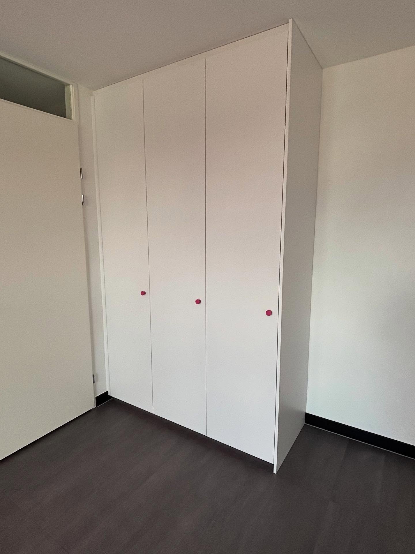 De roze grepen verklappen al een klein geheim…
Een stijlvolle verrassing die je pas écht ziet wanneer de deuren openzwaaien😀.
📐 Ook maatwerk nodig voor jouw interieur? Stuur me een DM en laten we samen jouw droomproject realiseren! 💬
#meubelmakerij #kastopmaat #KoenDesign #opmaatgemaakt #wandkastopmaat #PfLeiderer #hortensia #meubelmaker #naaldwijk #westland #interieur #meubelsopmaat #kastopmaat #wandkast