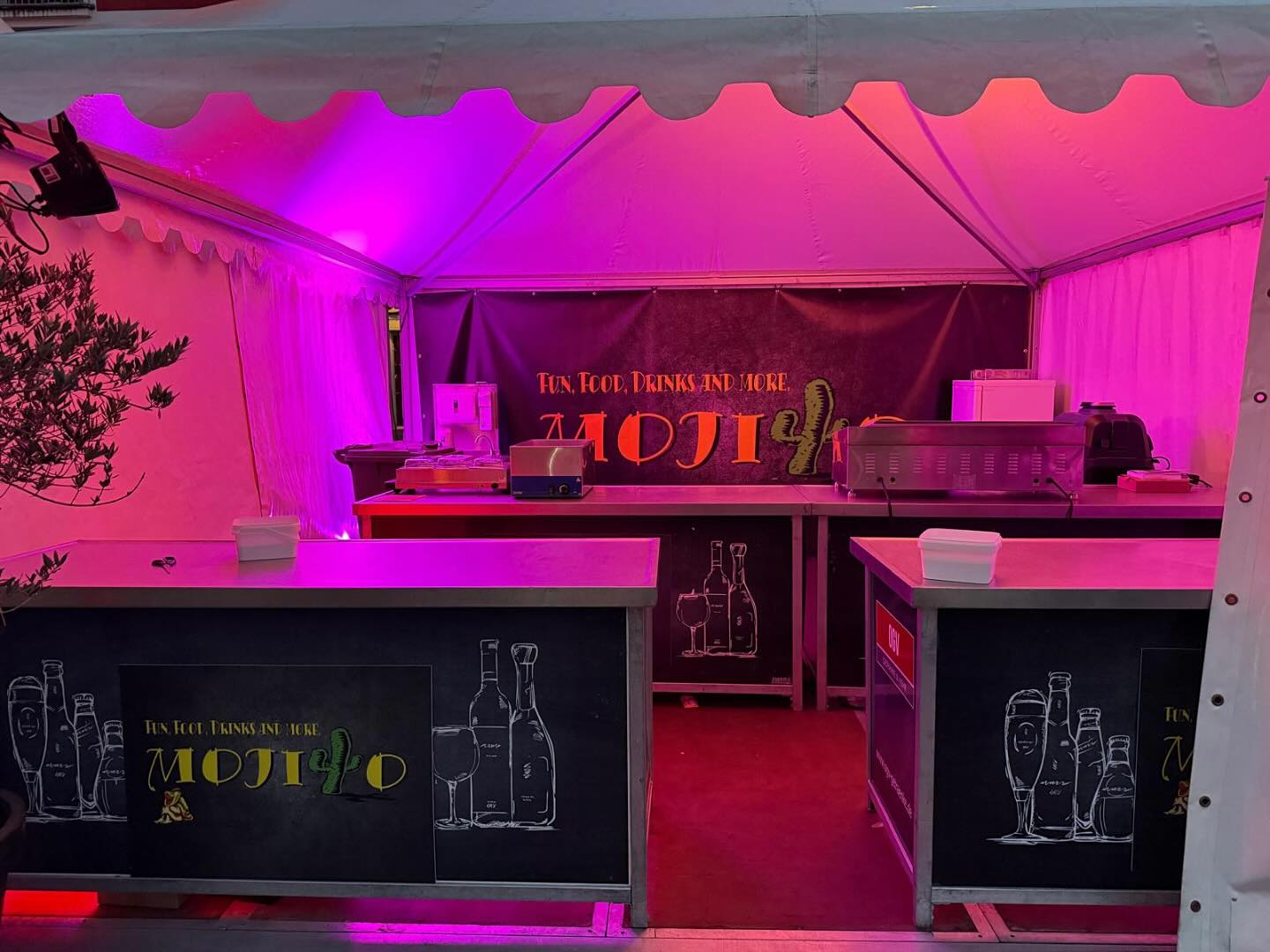 Wir sind ready für Emden à la Carte 🎉
Die Vorbereitungen laufen auf Hochtouren. Unser Team tüftelt, probiert und plant, damit wir euch in diesem Jahr eine richtig gute Mischung unserer beliebtesten Gerichte servieren können 🌮🍟🍔
Ob Klassiker oder kleine Specials, es wird bunt, lecker und typisch Mojito.
Kommt vorbei, schlemmt euch durch unsere Auswahl und verbringt mit uns ein genussvolles Wochenende in Emden.
Wir freuen uns riesig, wieder dabei zu sein und auf euch 💚 #mojitoemden #emdenalacarte #kultureventsemden #marktplatzemden