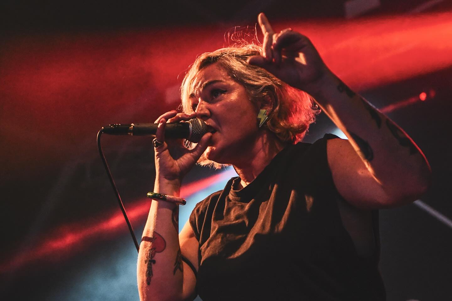 Mila esker GASTEIZ!! 🖤🔥
Atzo gustora baino gustorago aritu ginen @gasteizkotxosnak -en.
Azaroak 8an bueltatuko gara Gasteizera Bidea Da Helmuga bere osotasunean aurkeztera bertan parte duten gonbidatu eta lagun guztiekin. Adi egon!
Ayer estuvimos muy a gusto en @gasteizkotxosnak.
El 8 de Noviembre volveremos de manera especial, ya que presentaremos Bidea Da Helmuga en directo con toda la gente que ha participado y colaborado en el disco. Estad atent@s!
Sarrerak / Entradas @iak_kulturgunea
📷 @eideriturriaga