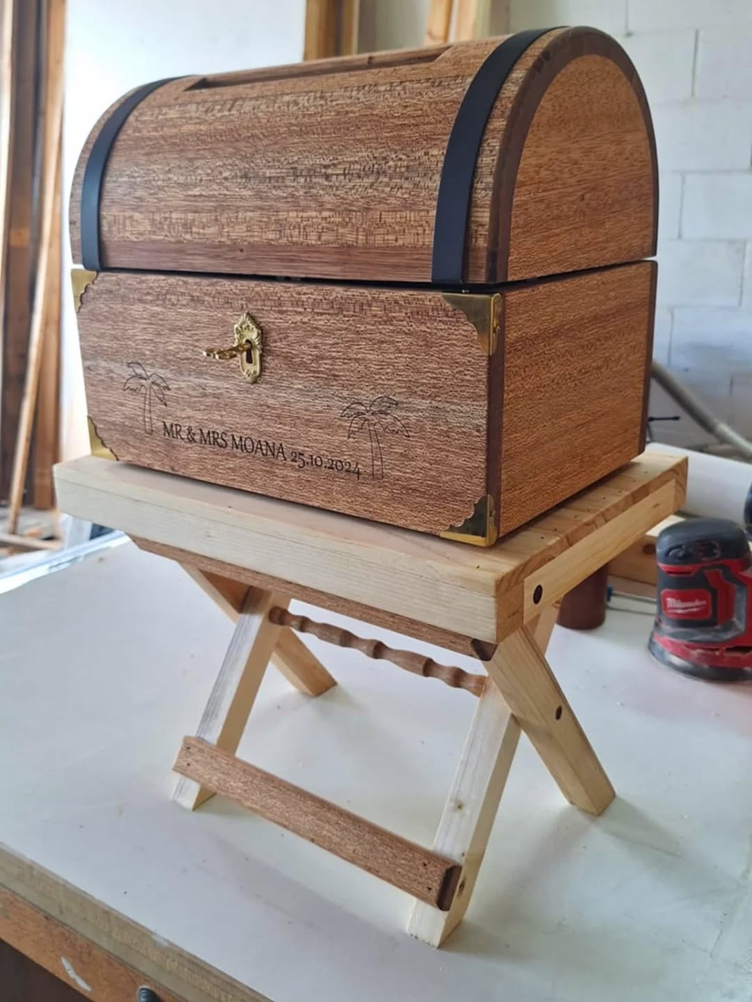Throw back to a small treasure chest with a table we created for a wedding wishing well! 🗝️
#knotsandgrains #reclaimedwood #wishingwell #wedding #custommade #treasurechest