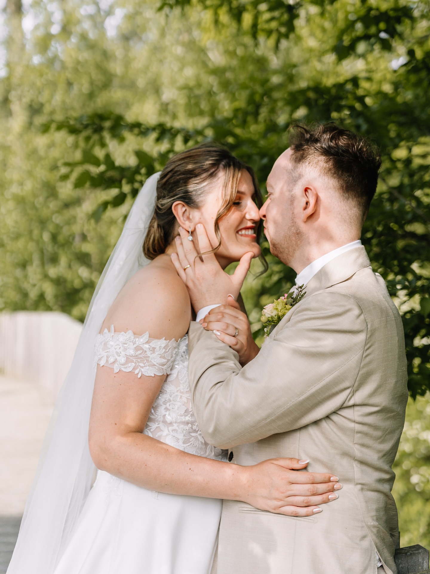 LIEFDE VIEREN // ๐๐ธ
Vandaag wordt weer de liefde gevierd en ik mag er middenin staan. Als ik door mijn camera kijk zie ik jullie stralen en genieten. En het mooiste? Jullie gasten genieten intens mee.
Ik zie het allemaal: Een volle dansvloer, knuffels, schaterlachen en blikken vol trots. En het zijn juist die momenten die mij raken. Een blik, een hand op een rug, een onverwachte glimlach. Die kleine momenten die bijna ongemerkt voorbijgaan, die vang ik voor altijd.
Aan het eind van de dag zit mijn geheugenkaart vol en mijn hart minstens net zo โค๏ธ
.
.
.
#trouwfotograaf #trouwfotografie #trouwenzuidlimburg #trouwfotograafzuidlimburg #weddingday #weddingphotography #bride #bruid #studiorood #lifestylephotographer #trouwen2026 #trouwen2025