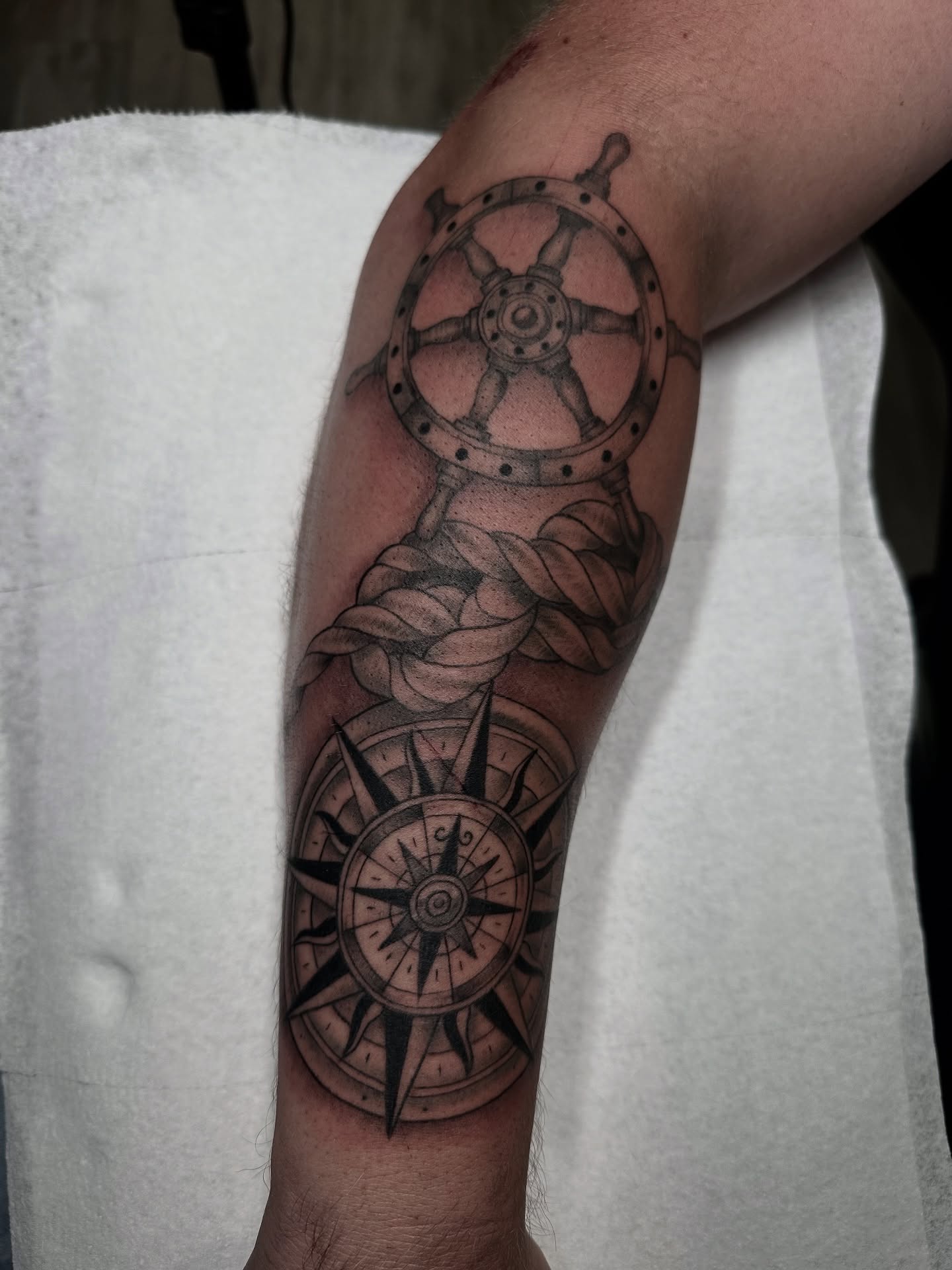 Nautical piece for Clint by @katarinas_tattoos 🧭 🌊
#darkestdaystattoo #nauticaltattoo #pnwtattooartist #oregontattooartist #oregoncoast #foryoupage #compasstattoo #inkeeze #dynamicink #blackclawneedles