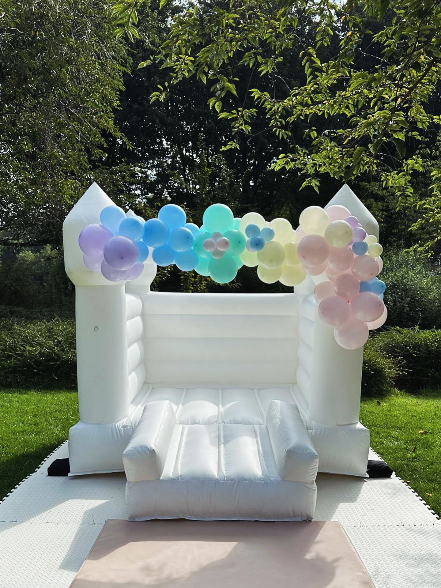 It’s always exciting to bring our pastel white bouncy castle to Amsterdam’s beautiful parks 🌿☀️ Erasmus Park was such a gorgeous backdrop this weekend.
We love setting up in these locations – with a quick permit request (the gemeente is usually very helpful!), you can host the most beautiful outdoor parties right here in the city.
#AmsterdamEvents #ErasmusPark #OutdoorParty #BouncyCastleFun #MiniMunchkins