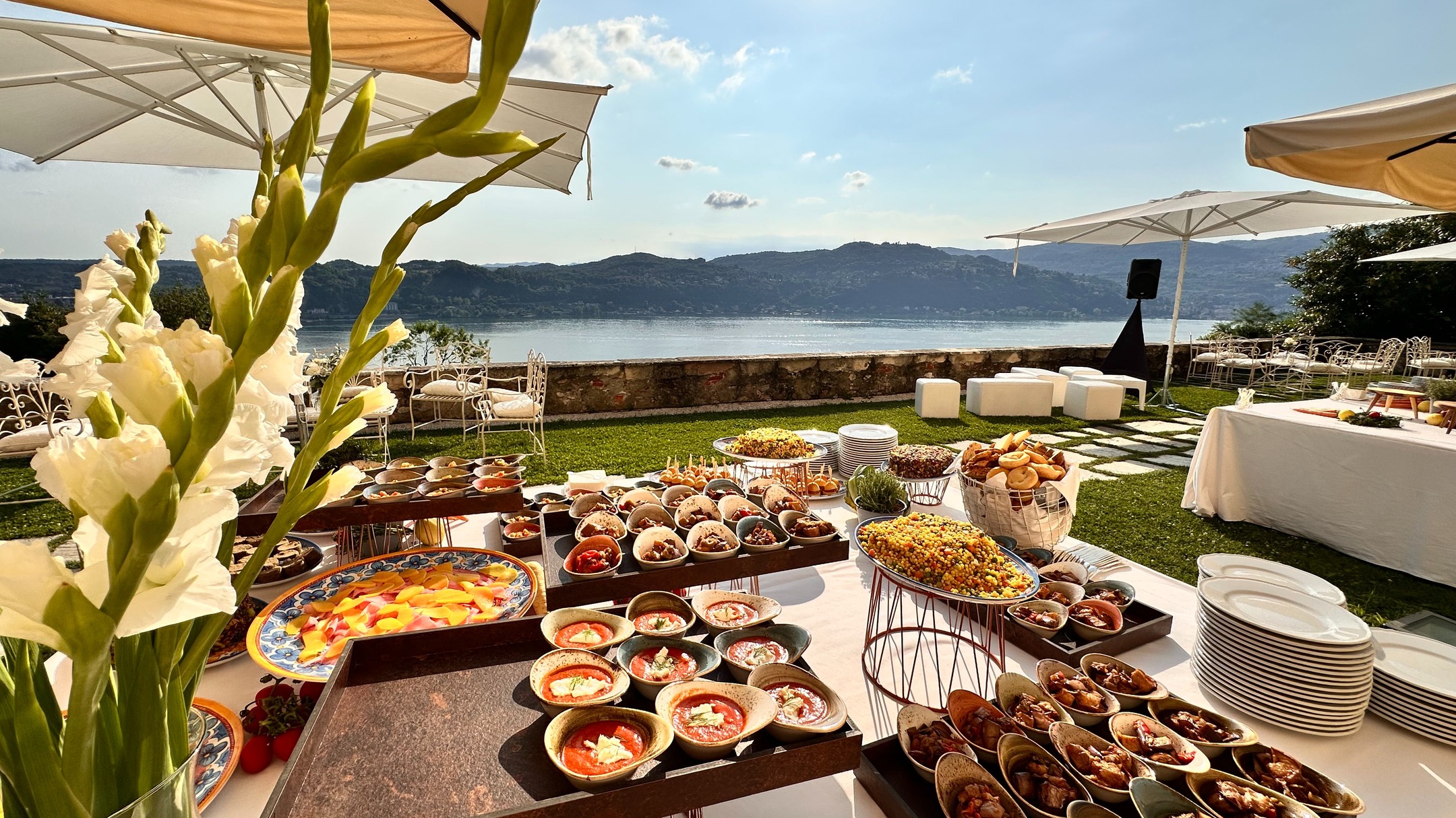 .
A feast for the senses on the castle terrace! 🍽️✨
@tamilano.catering curated an incredible appetizer spread with buffet islands full of delicious delights from every corner 🧀🍤🥖
Perfect flavors, stunning views, and unforgettable moments — the perfect start to a magical celebration! 🌟🍾
Thanks to:
Catering: @tamilano.catering
Flowers: @lavieenrosearona
#TàMilano #GourmetBuffet #CastleTerrace #WeddingAppetizers #LakeMaggioreWeddings #FoodieWedding #LuxuryCatering #DestinationWeddingItaly #WeddingReception #CulinaryDelights #WeddingPlannerItaly