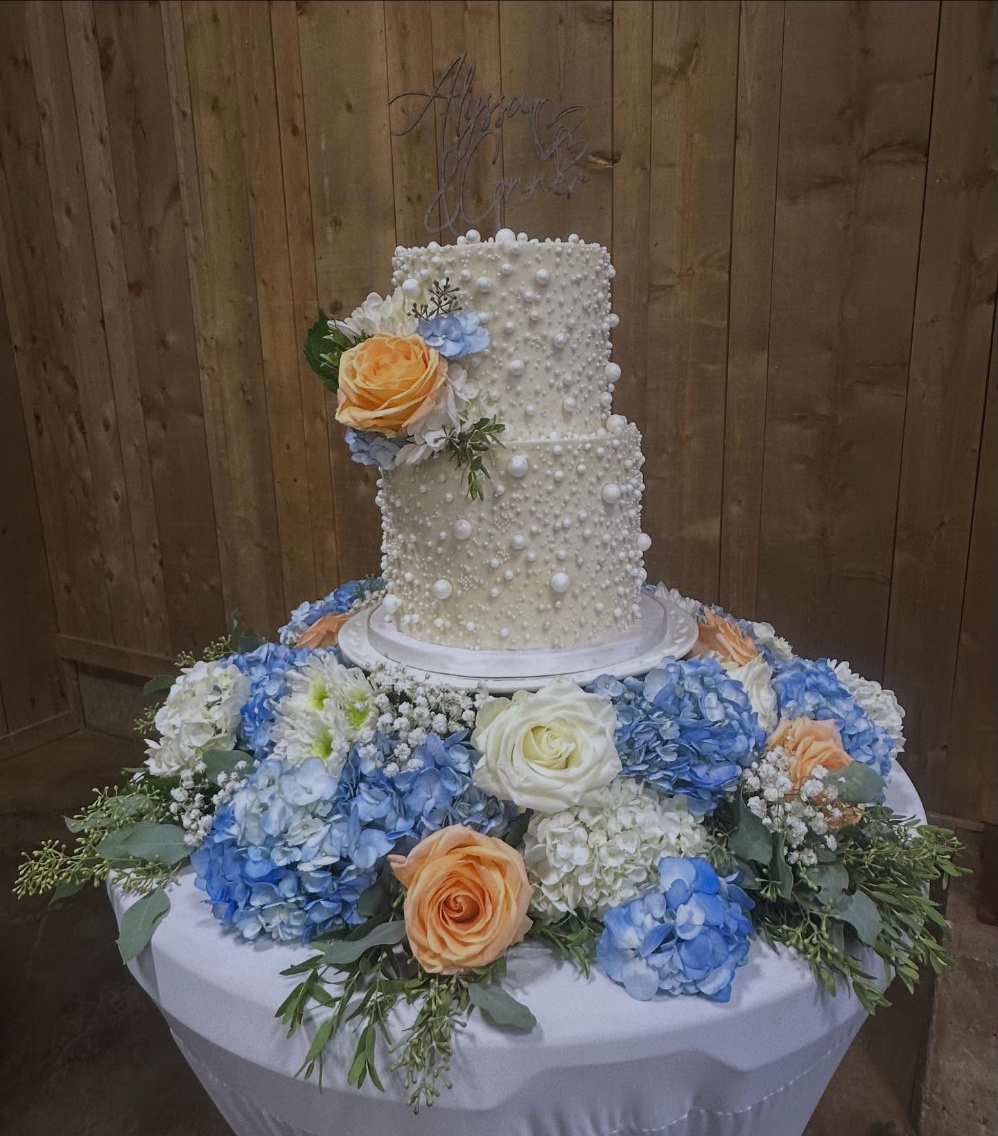Loving the floral wreath with this beaded cake. Congratulations to the beautiful couple.
Cake Insides: top-chocolatier, bottom: white Raspberry
#beadedcake #utahweddingcakes #utahweddings