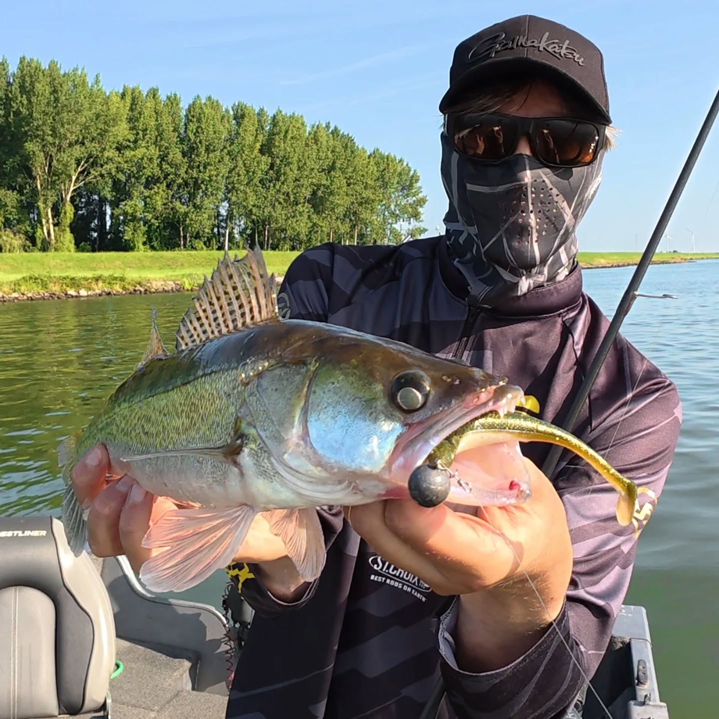 My go-to weapon: the Spro IRIS Pop-Eye 12 cm.
Zander just can't resist it — proven time and time again.
Swipe if you dare… this lure’s a certified killer. 💥
#yamahaprofishing #batterylabs #ufxfishing #lurefishingguide #proventocatch #spro