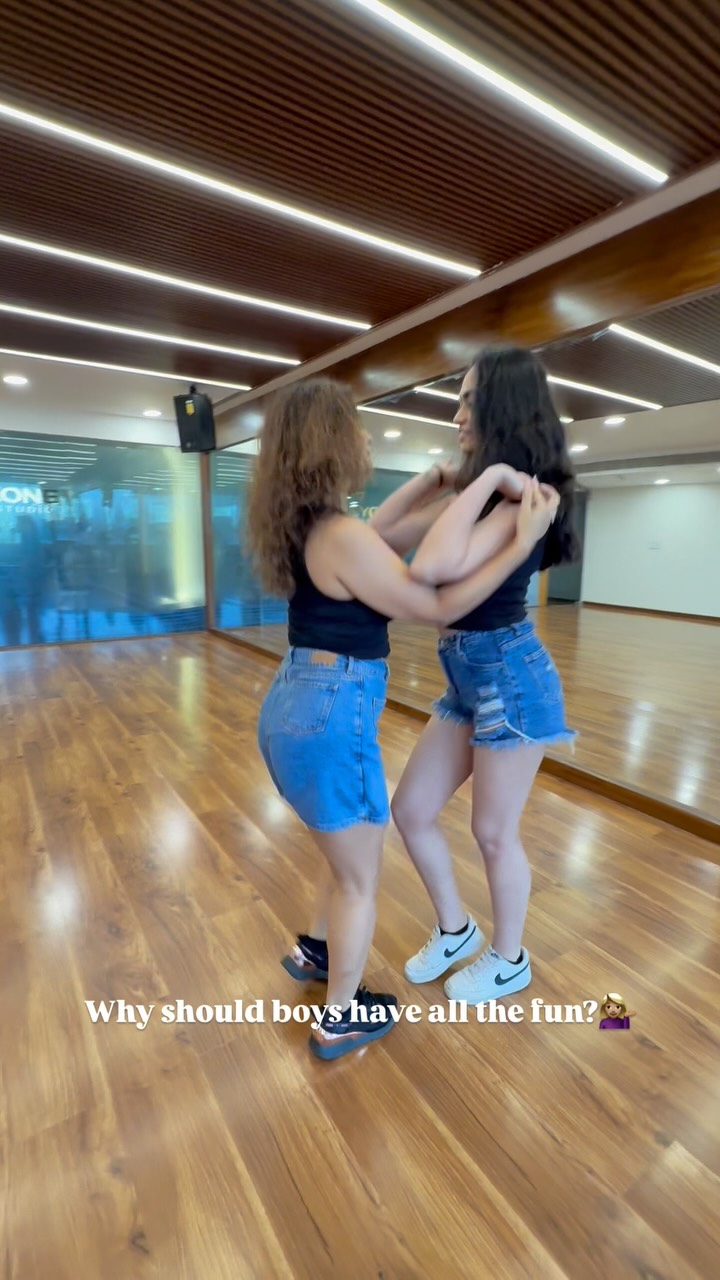 Why should boys have all the fun?💁🏼♀️
Female leaders get in that comment section and tell us about your story of how and when you got into leading, we’ll be happy to hear.
.
.
#bachata #socialdancetv #apretaito #femaleleaders #leadandfollow