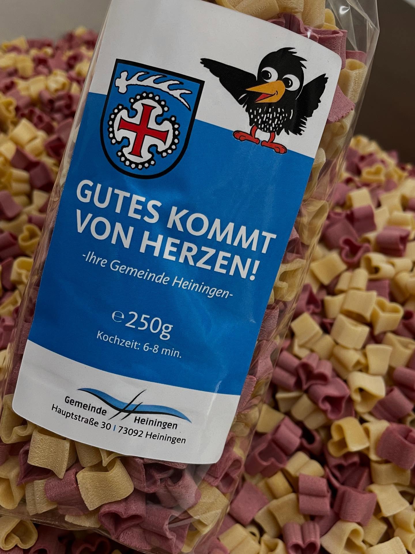 Gemeinde mit Herz! Wir freuen uns über den Auftrag der @gemeinde.heiningen, die ihren Bürgerinnen & Bürgern mit unseren Hof.Genuss Nudeln ab sofort eine ganz individuelle Aufmerksamkeit bereitet - selbstverständlich mit dem Heininger Star🐦, als Maskottchen der Stadt 💙🤍
Ob zu Jubiläen, Hochzeiten, Ehrungen, im Willkommenspaket für Neubürger oder zur Geburt… herzliche Nudelgrüße gehen immer!
Auch eine Idee für Deine Gemeinde?
#kommunalpolitik #guteidee #liebegehtdurchdenmagen #hofgenusssolling #bürgermeistermitherz #aufmerksamenkeit #nudeln #gemeindearbeit #mitliebegemacht