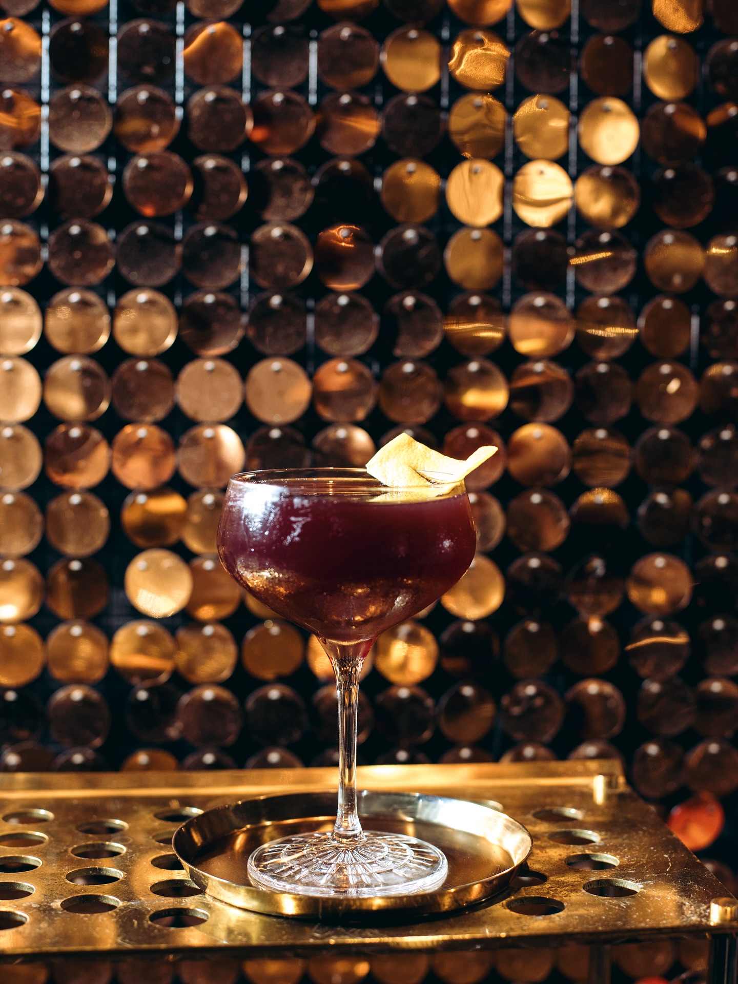 Liebe & Lust in Wien – im Glas! ❤️🍸
Aus unserer Vienna in 6 Sips Reihe präsentieren wir euch diese Woche den The Loft & The Lost Club – ein Drink inspiriert von der prickelnden Seite der Stadt.
Jetzt bei uns genießen, den Start in die Woche feiern und gleich noch die anderen Kreationen unserer Reihe entdecken. ✨
Und klar – neben Vienna in Six Sips warten noch viele weitere Drinks auf euch. 🥂
#lvdwigbar #cocktailbar #cocktailbarvienna #barsvienna #viennadrinks #viennabars