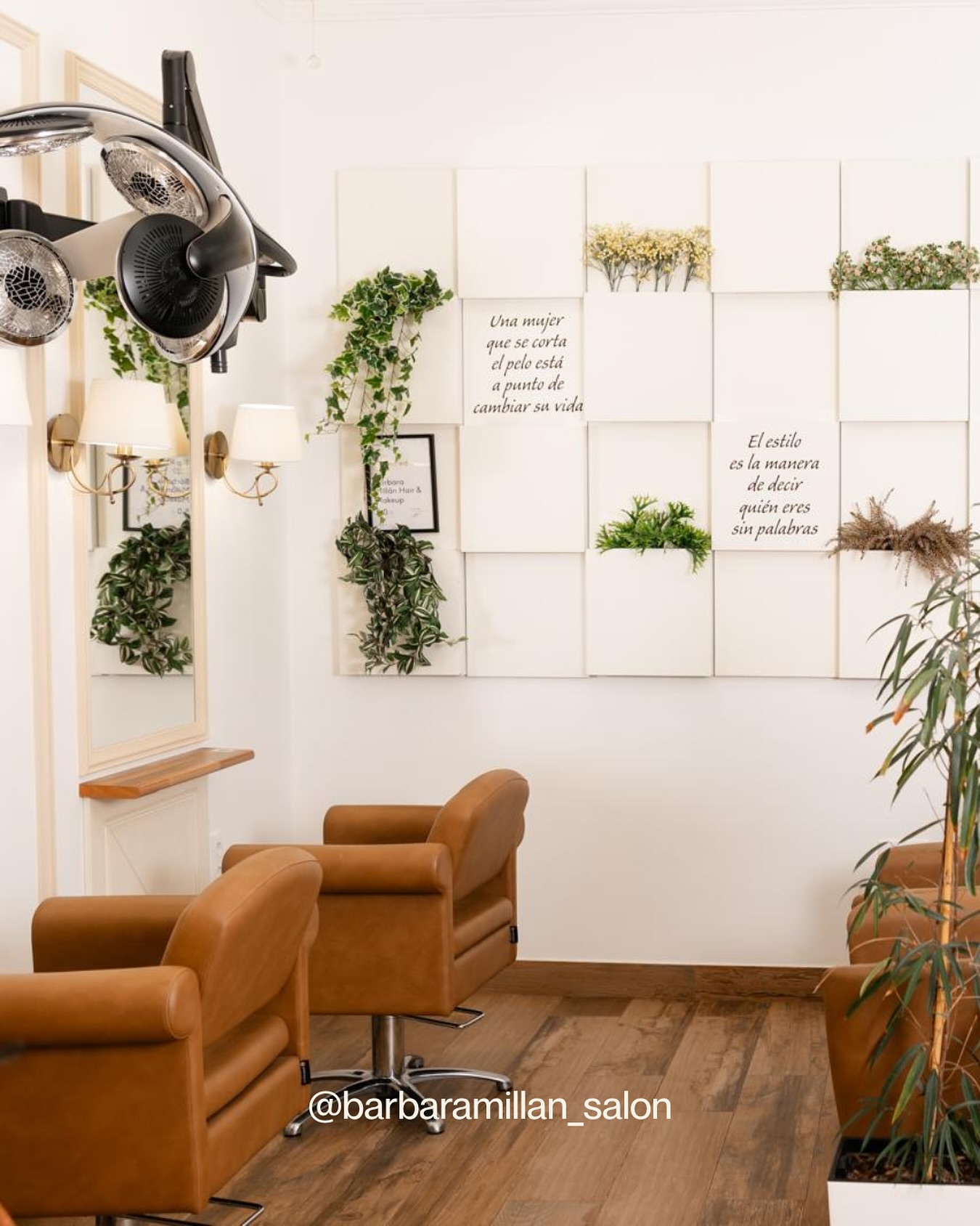 Cada rincón de nuestro salón está pensado para que te sientas bien, tranquila, en pausa. Un lugar donde los detalles importan y donde cada visita se convierte en un pequeño ritual.
¡Nos vemos a la vuelta!
Bárbara Millán | Salón de belleza
C. Divina Pastora, 72