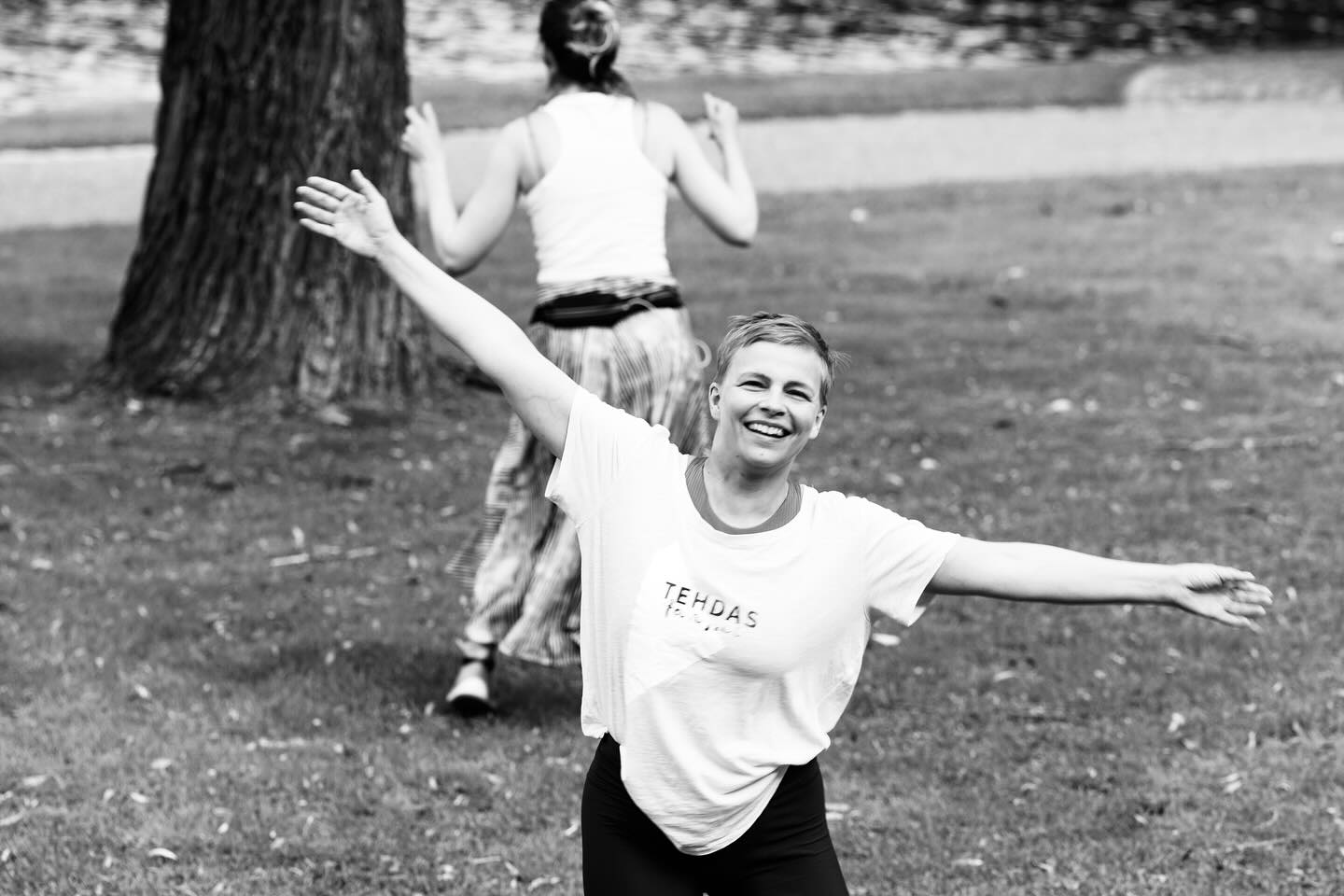 Tunnelmakuvia festarilta! 💛
Vielä kerran ISO KIITOS! 🫶🏻
Kiitos festarikävijät, tanssijat, tanssinopettajat, esiintyjät, muusikot, taiteelliset johtajat, festivaaliassistentti, tuottajat, yhteistyökumppanit, Hämeenlinnan kaupunki, perheenjäsenet, mahdollistajat, tsempparit & kaikki hengessä mukana olleet! Tulikohan tässä mainittua kaikki, toivottavasti! 😃
Oli ihana festaripäivä & lämmin tunnelma! ✨
Eläköön tanssi! 💛
#tehdastanssii #tanssi #festivaali #hämeenlinnankaupunki #visithämeenlinna
📷: Anneli Nuutila (kuvat 1, 3 & 4), Marita Pekkarinen (kuva 2)