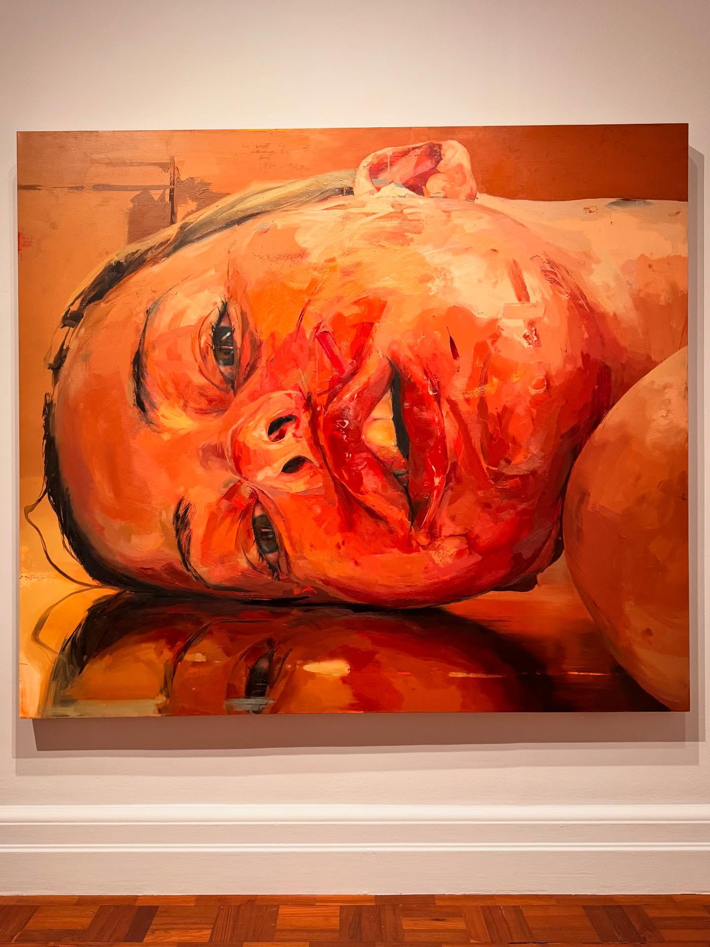 I’ve been obsessed with that big red face since I was in school. There’s a copy of it I made in my A Level sketchbook somewhere. V v v happy to see it irl.
(+ some paint details/highlights that scratched my brain in the right way)
#painting #jennysaville #exhibition #oilpainting #portrait