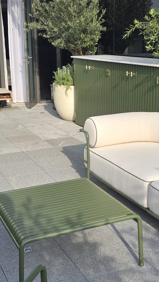 Slatted storage for cushions, which also comes as outdoor bar,kitchen .
Designed by the very talented @eastlondongardendesign
@dektonbycosentino polar worktop.
Manufactured and installed by us.
If you can think it, we can make it happen.
#garden
#gardenstorage
#gardemdesign
#wooden
#bespoke
#landscaping
#London life
£handmade