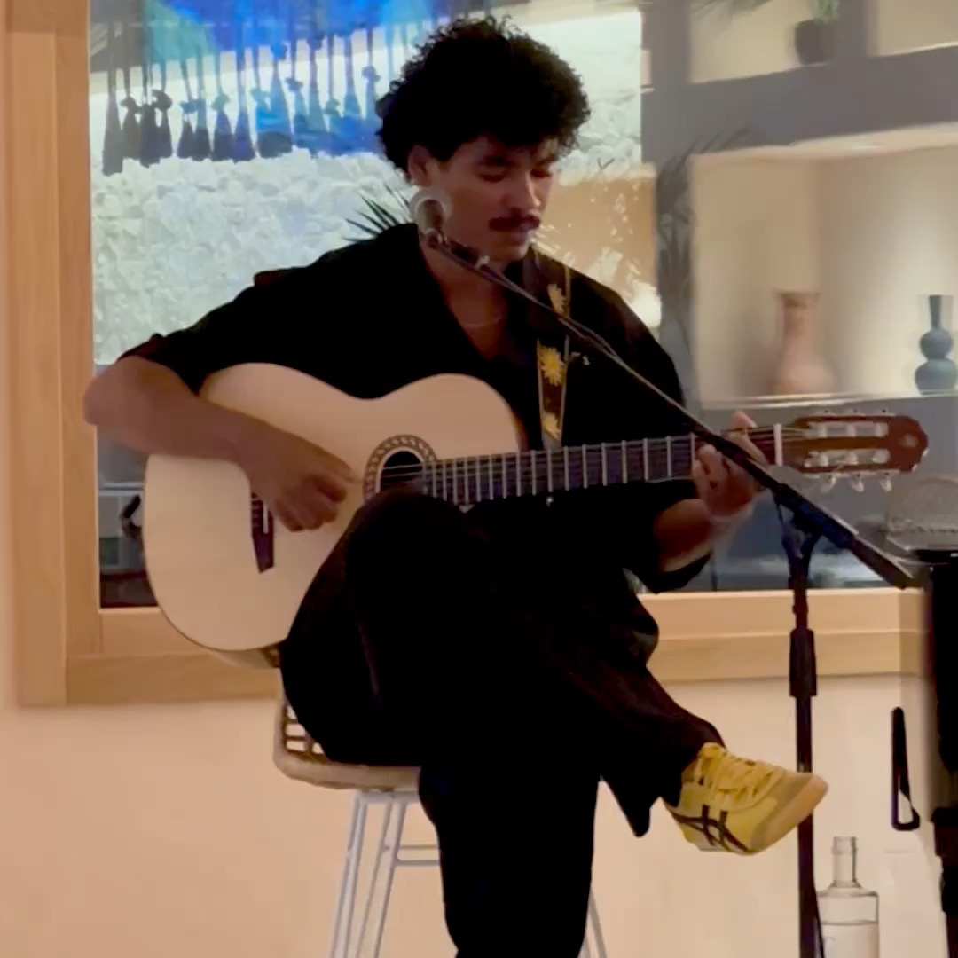 🎸 Noches curadas al detalle
Colaboramos con agencias para seleccionar artistas que se integren en la atmósfera que diseñamos para cada hotel.
En las noches de @daiahotels , la interpretación de @elioht__ se suma al conjunto de elementos que construyen esa experiencia: luz, aroma, temperatura, servicio… y, por supuesto, música.
Porque en Soul Space Consulting la música no es un añadido, es parte esencial de la escena que queremos que viva cada huésped.
#thesoulcurator #soulspaceconsulting #daiaslowbeachhotelconil #livemusic #curatedbyatmosphere #eliohtglez